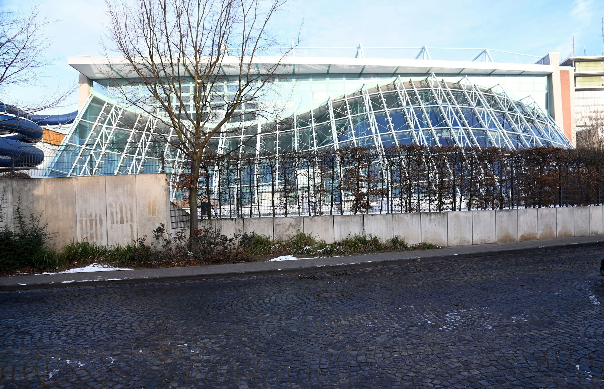 Die auffällige Glasfront des Agrippabades ist laut einem Insider hinüber. „Die ist nicht mehr zu retten“, sagt er. Angeblich wurden billige Metallhalterungen für die Scheiben verwendet.