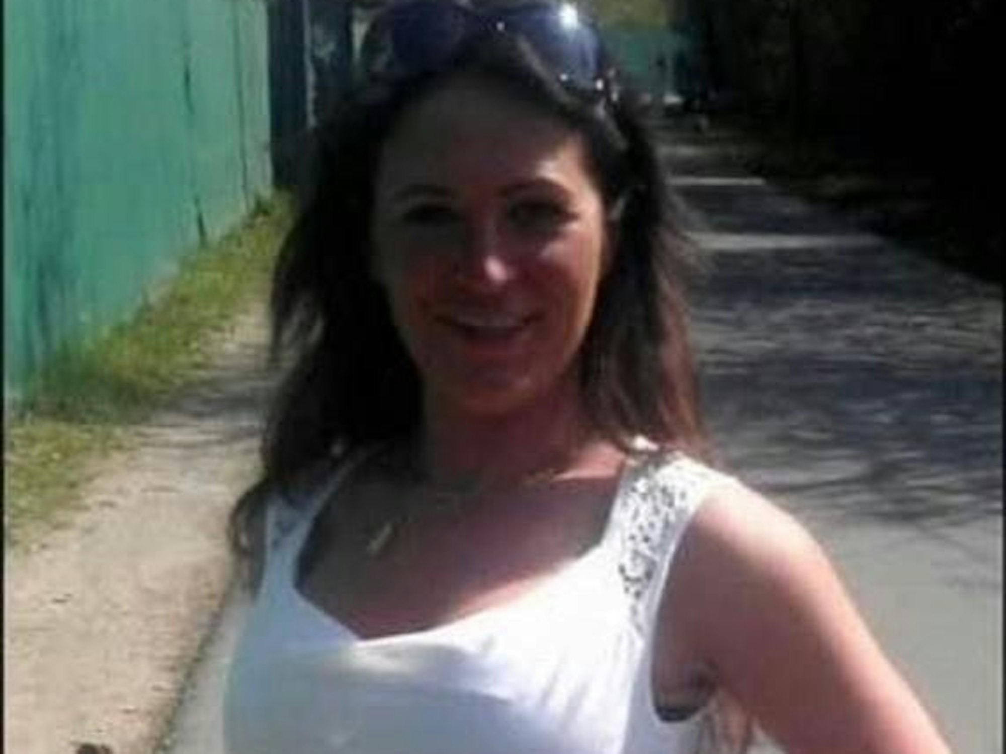 Nicole Schulze posiert als junge Frau in knappen Shorts.