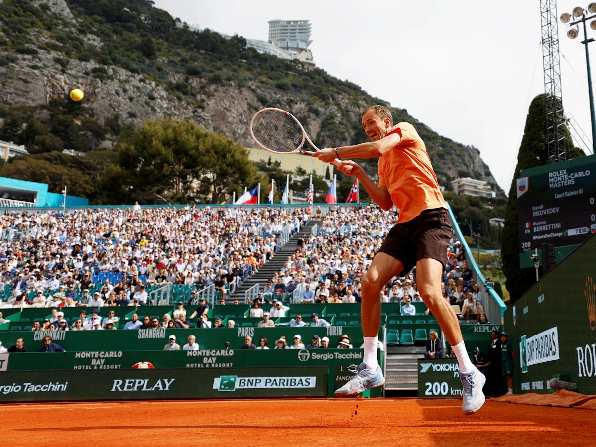 Daniil Medvedev schlägt den Ball.
