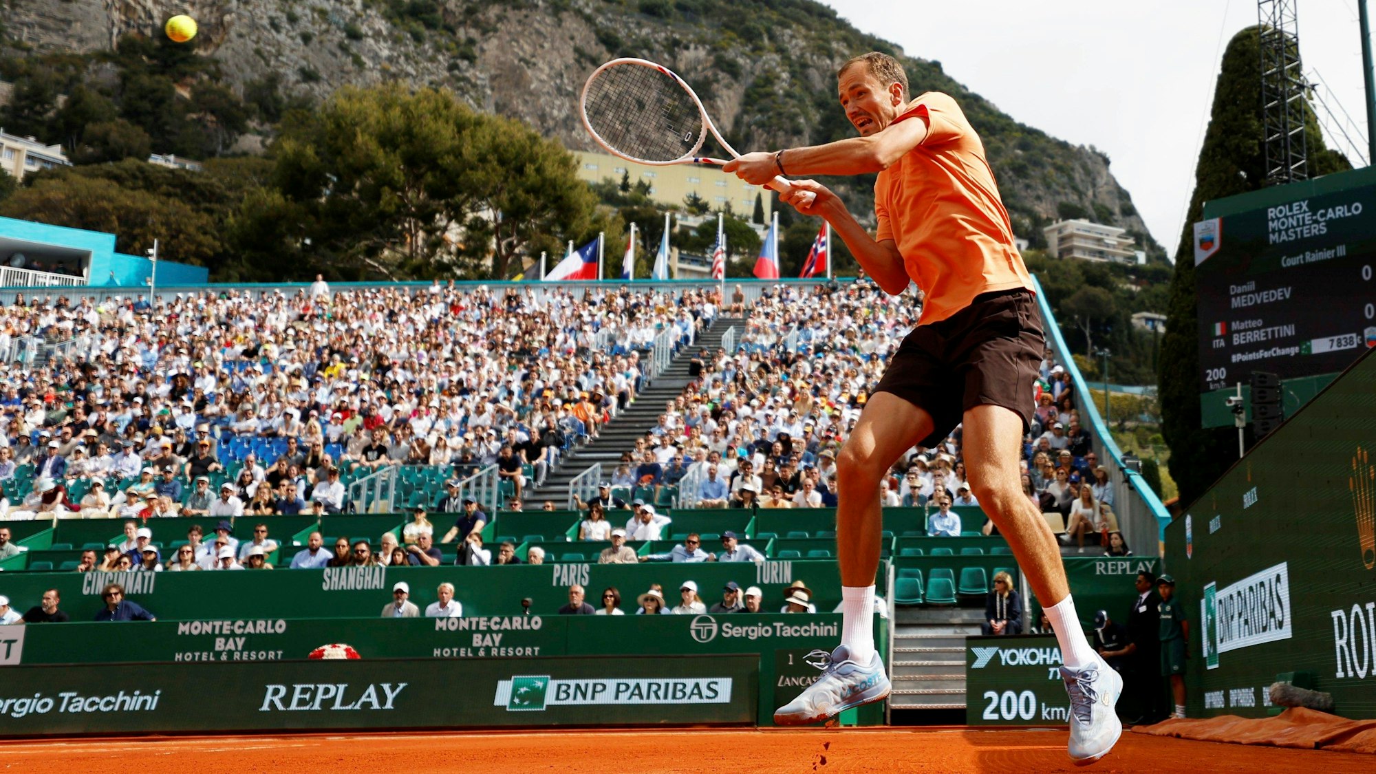 Daniil Medvedev schlägt den Ball.