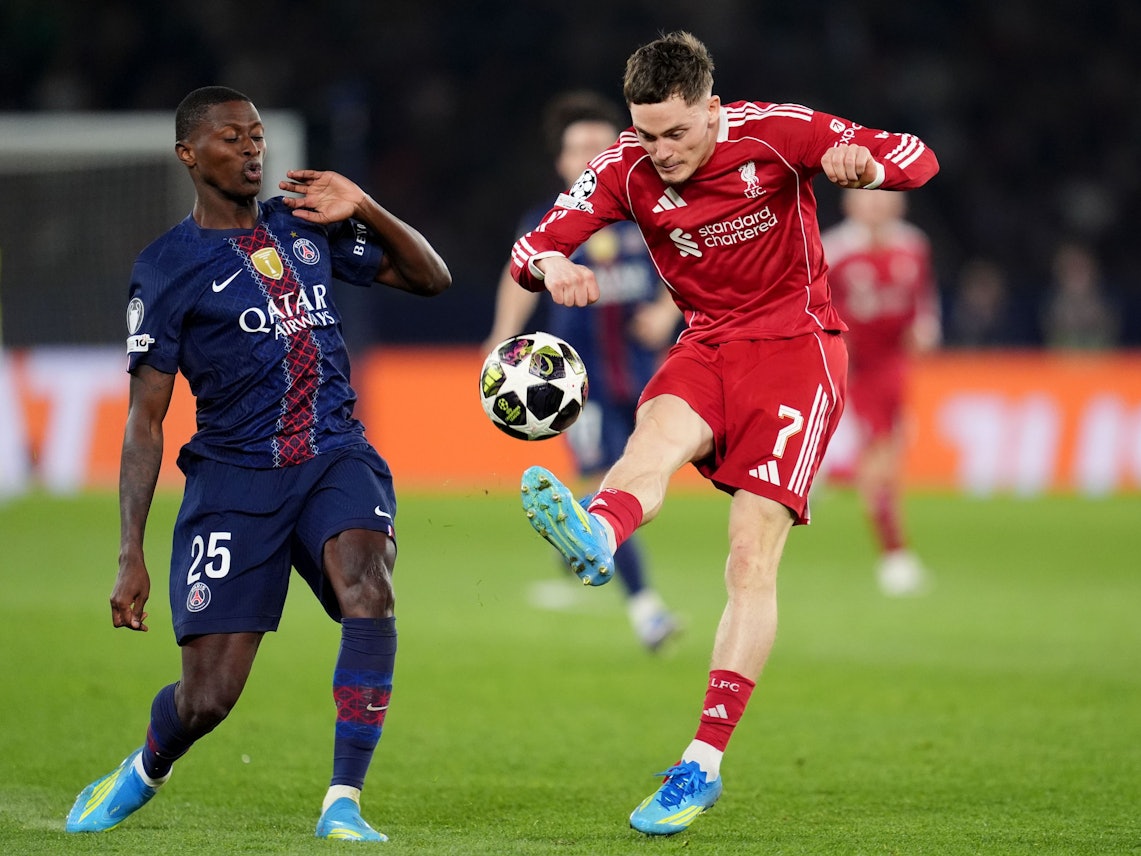 Alexandre Nuno Mendes (l.) von Paris Saint-Germain gegen Florian Wirtz vom FC Liverpool.