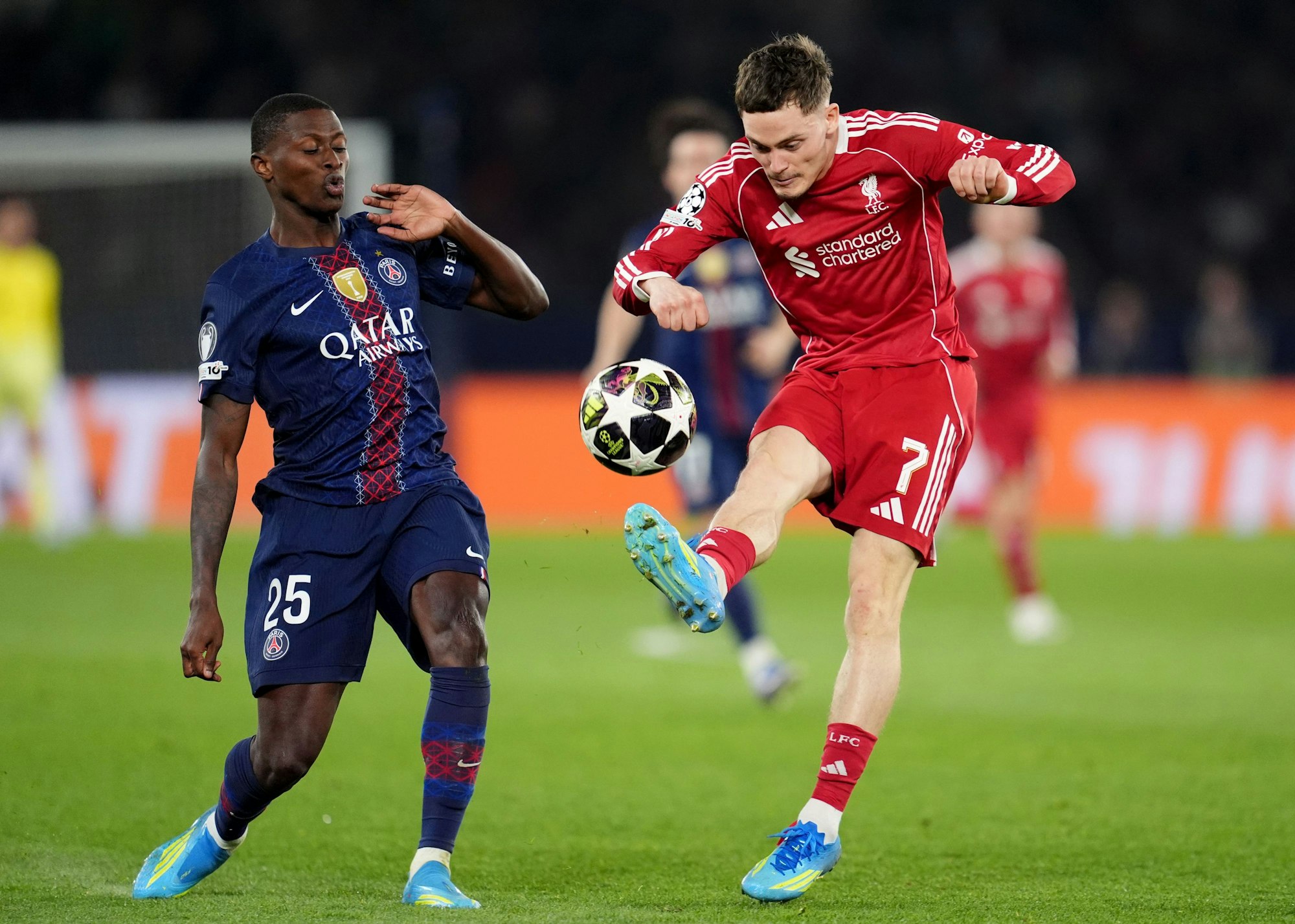 Alexandre Nuno Mendes (l.) von Paris Saint-Germain gegen Florian Wirtz vom FC Liverpool.