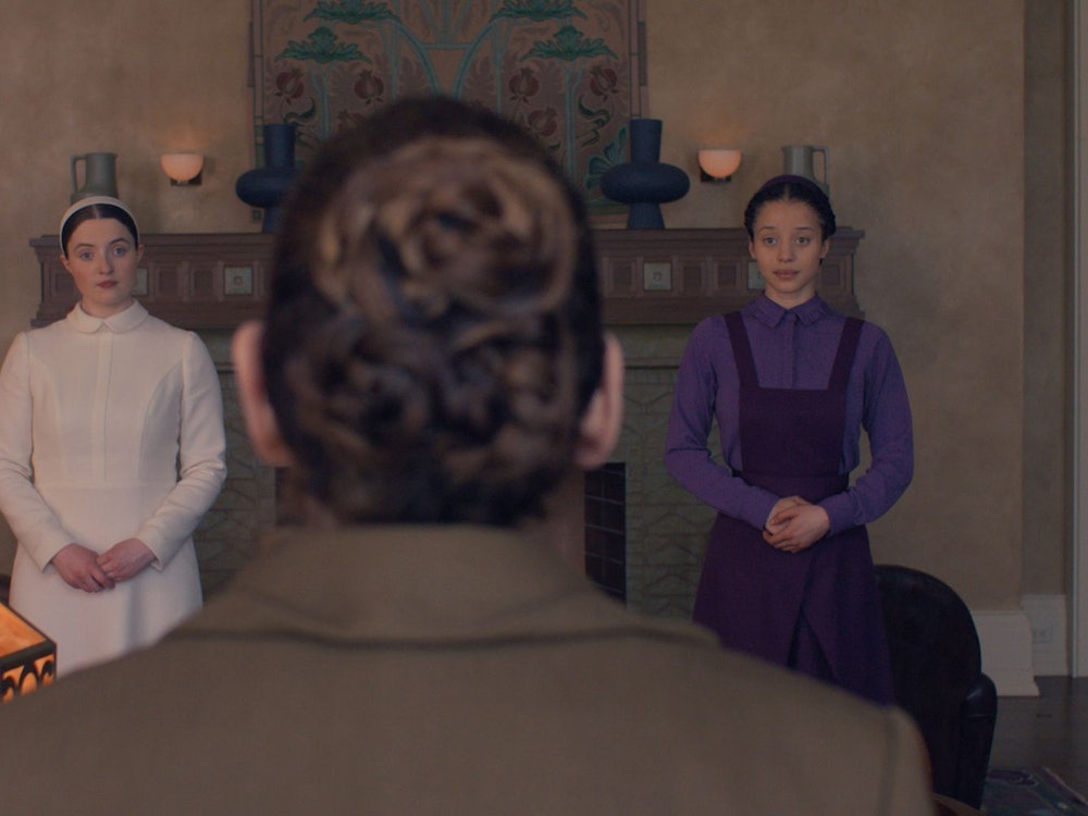In „The Testaments: Die Zeuginnen“ werden höhere Töchter zu mustergültigen Edelhausfrauen erzogen. Die Fortsetzung von „The Handmaid's Tale - Der Report der Magd“ ist nun auf Disney+ erhältlich. (Bild: Disney)