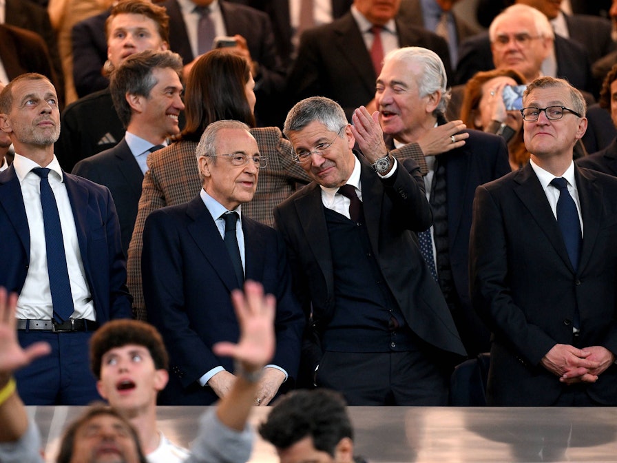 Funktionäre beim Spiel Real Madrid - FC Bayern auf der Tribüne.