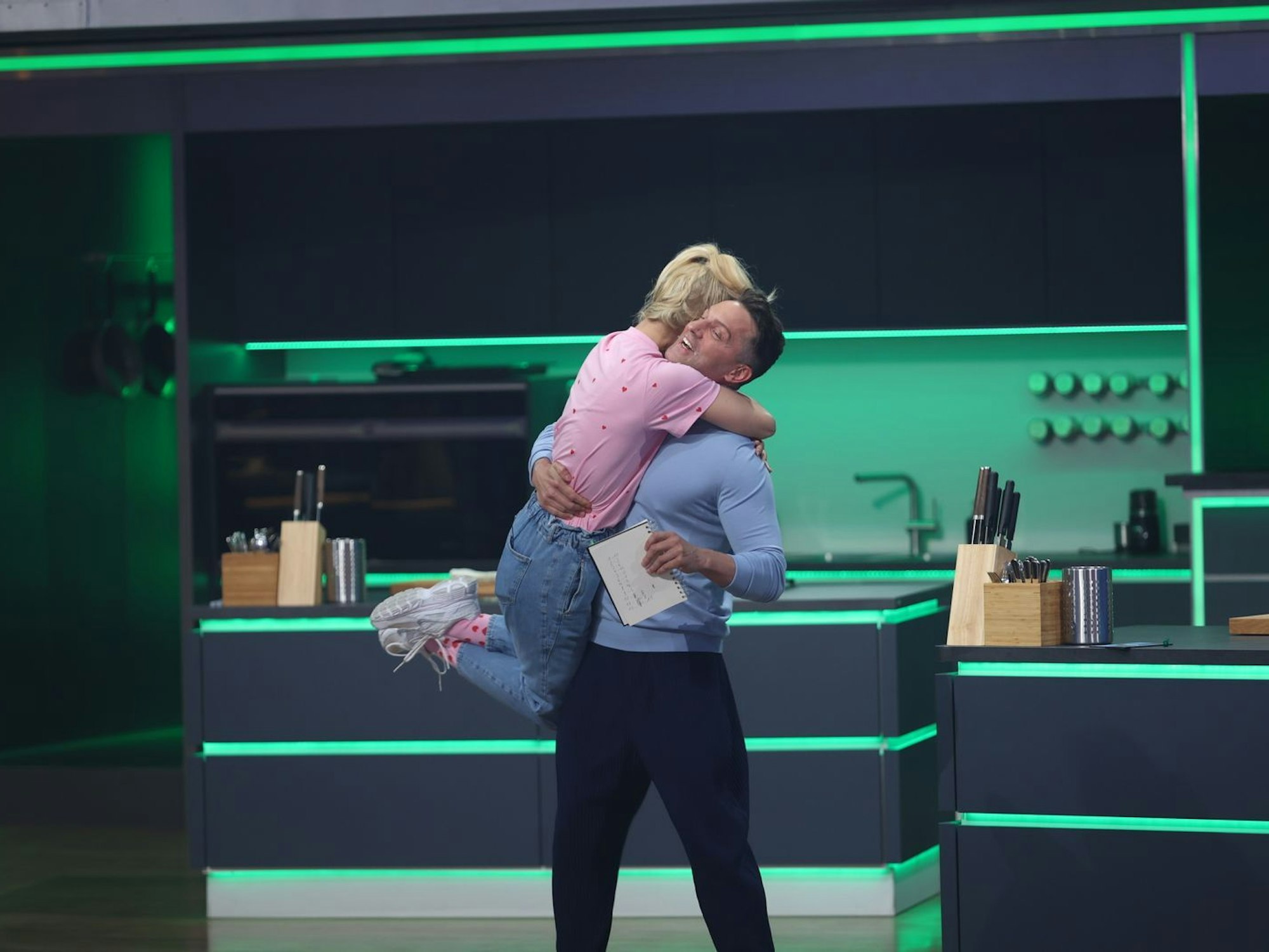 Alex Kumptner wählt zufällig seine künftige Schwägerin Kathrin Menzinger ins Team. (Bild: Joyn / Benedikt Müller)