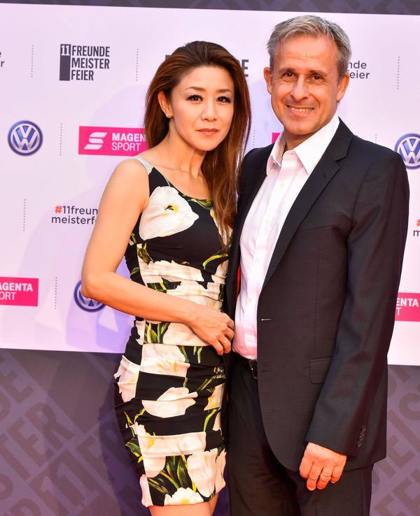 Auf dem Roten Teppich posieren Pierre Littbarski und Ehefrau Hitomi.