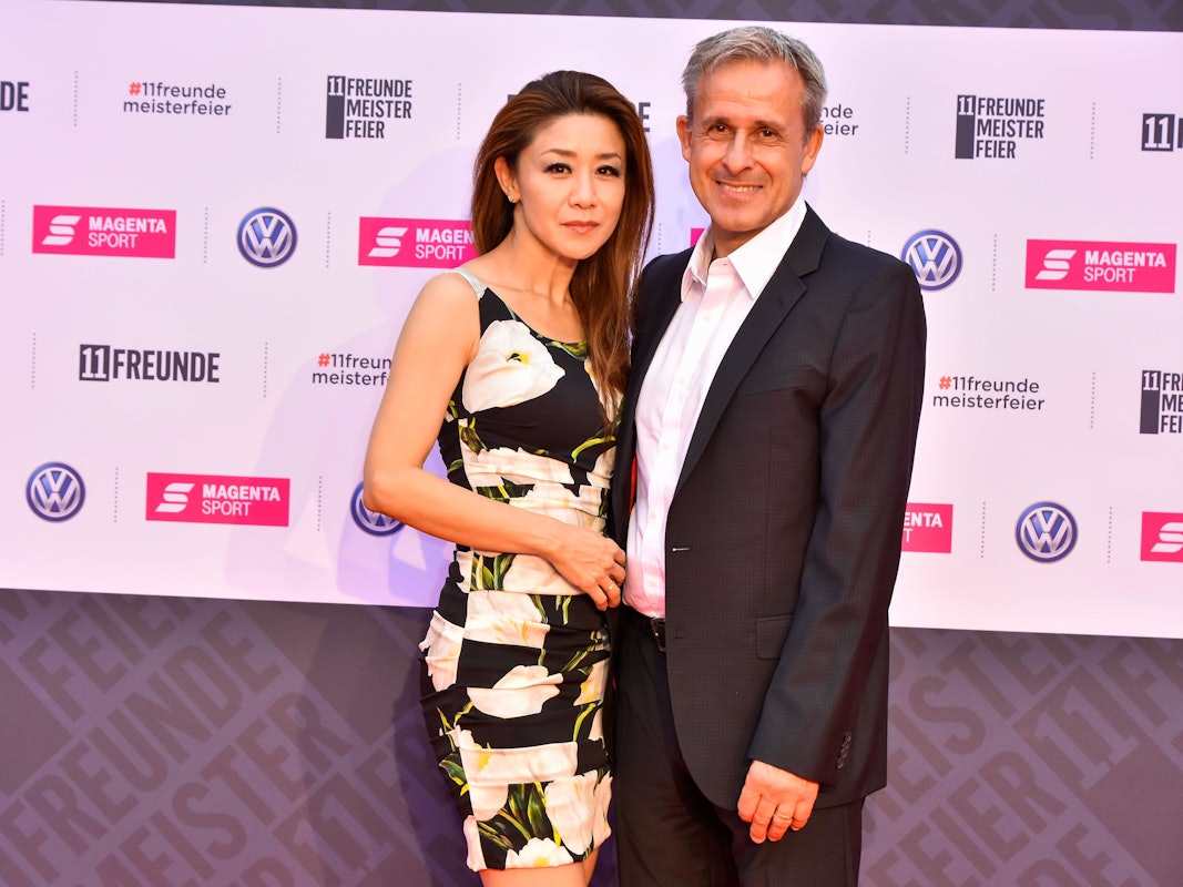 Auf dem Roten Teppich posieren Pierre Littbarski und Ehefrau Hitomi.