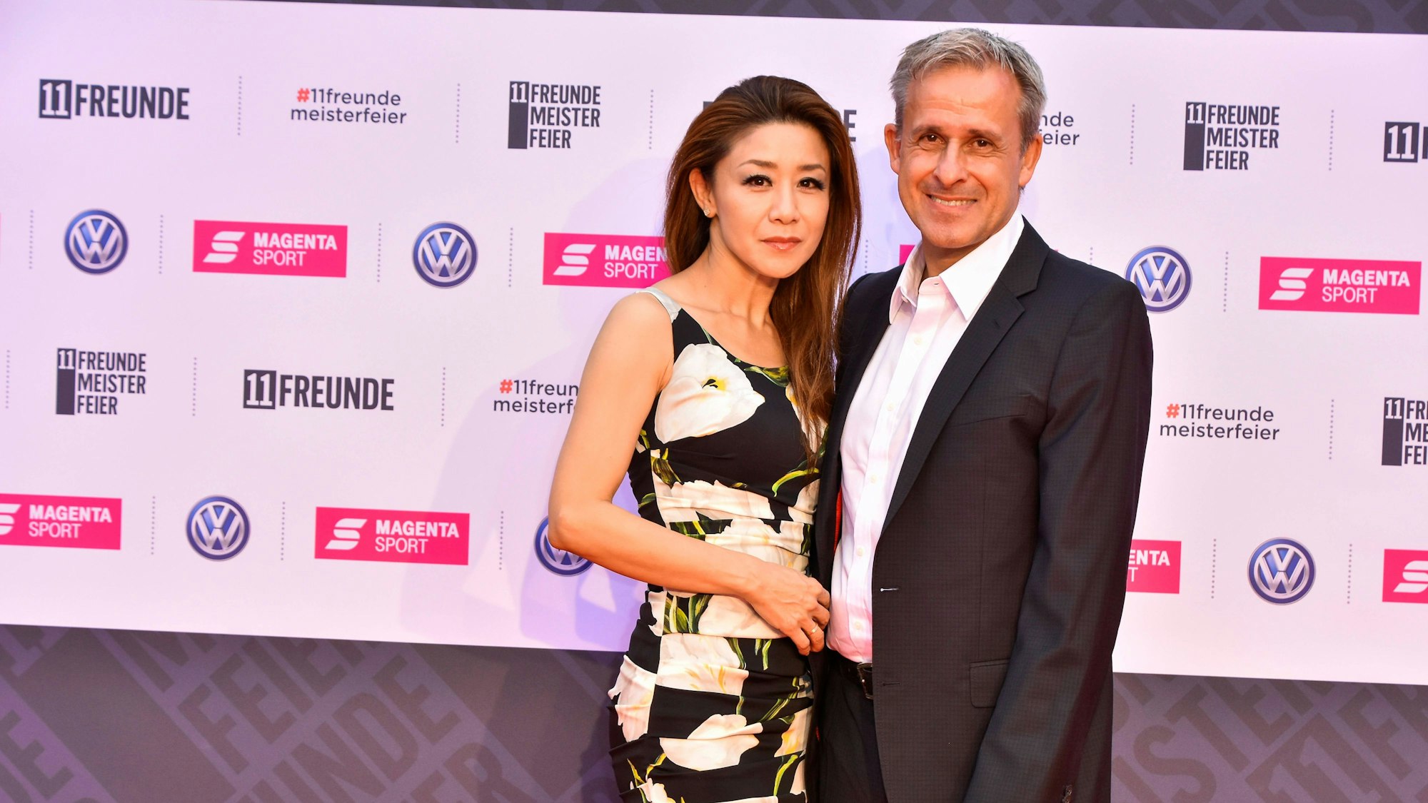 Auf dem Roten Teppich posieren Pierre Littbarski und Ehefrau Hitomi.