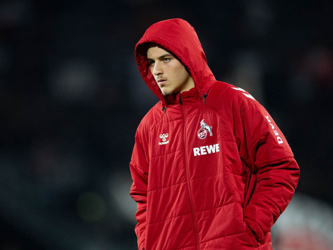 Said El Mala nach einem Spiel mit Jacke und Kapuze.