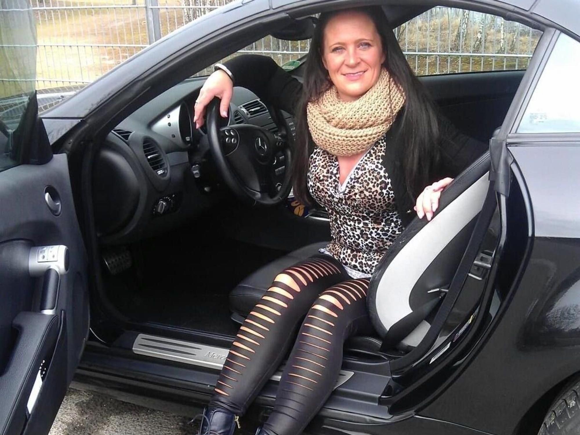 Nicole Schulze sitzt in der offenen Tür ihres Autos.