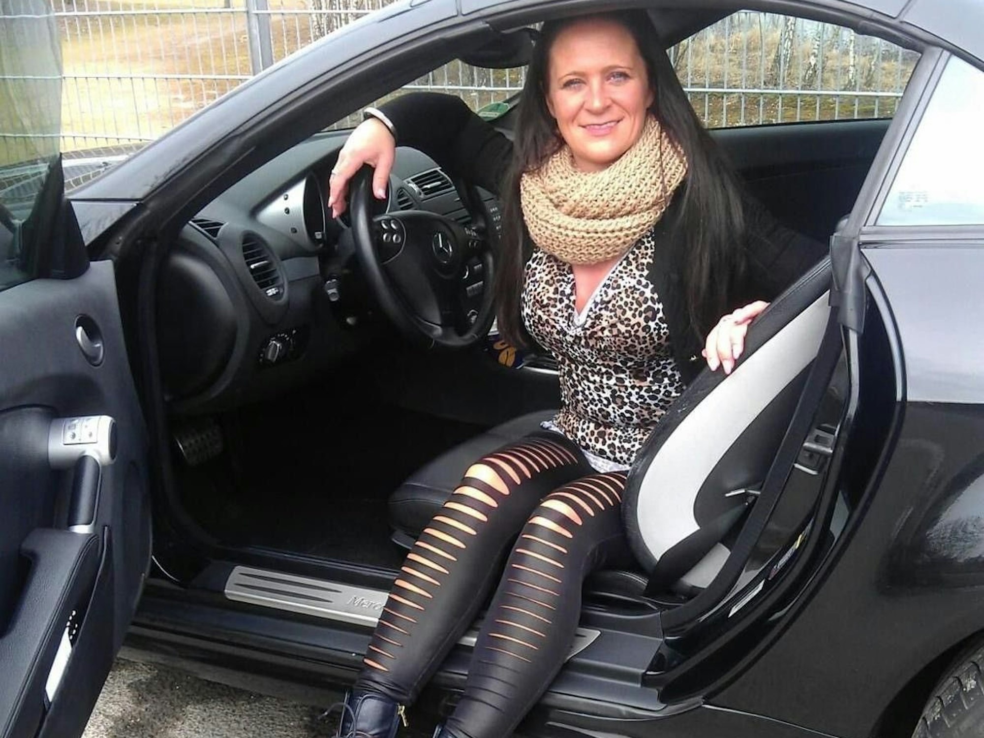 Nicole Schulze sitzt in der offenen Tür ihres Autos.