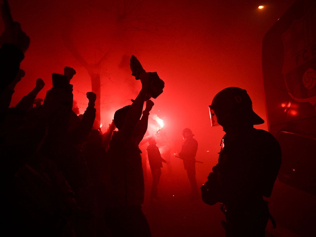 Fans jubeln dem Bus des FC Barcelona zu, der zum Halbfinalspiel der Copa del Rey gegen Atlético Madrid kommt.