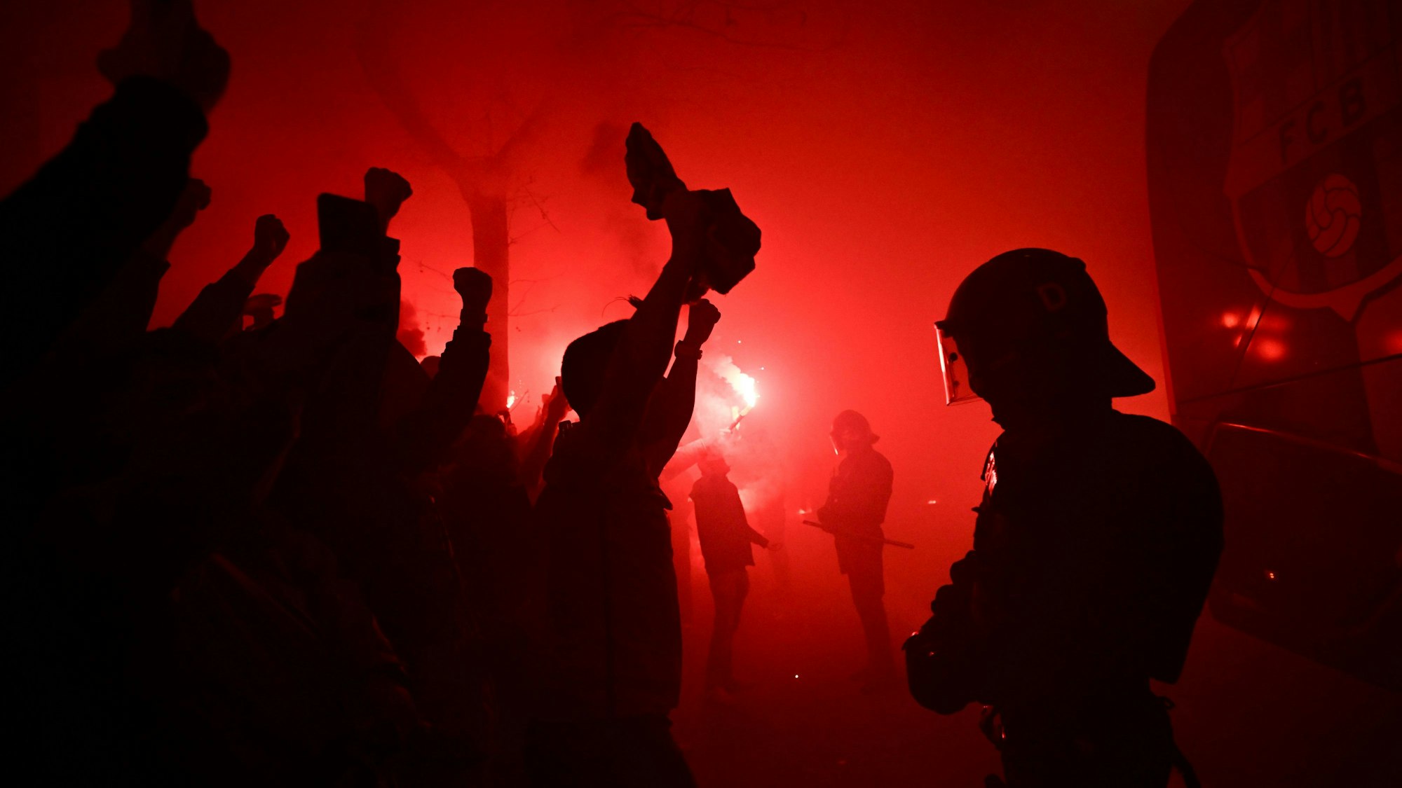 Fans jubeln dem Bus des FC Barcelona zu, der zum Halbfinalspiel der Copa del Rey gegen Atlético Madrid kommt.
