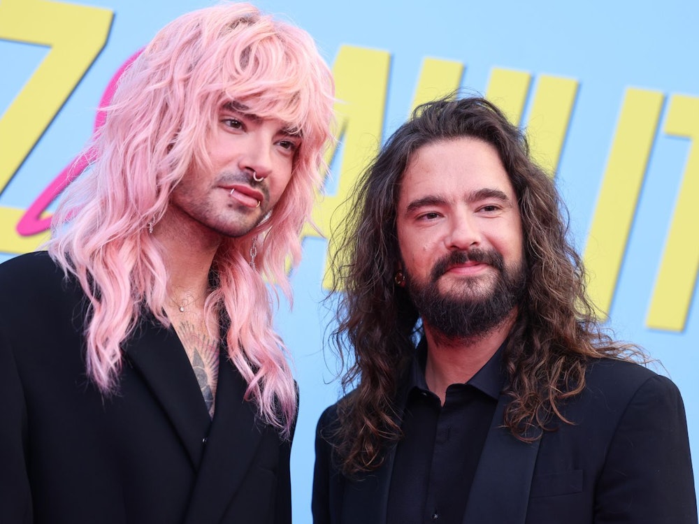 Bill (links) und Tom Kaulitz haben sich in ihrem Podcast „Kaulitz Hills“ einen fiesen Scherz erlaubt. (Bild: 2024 Getty Images/Gerald Matzka)