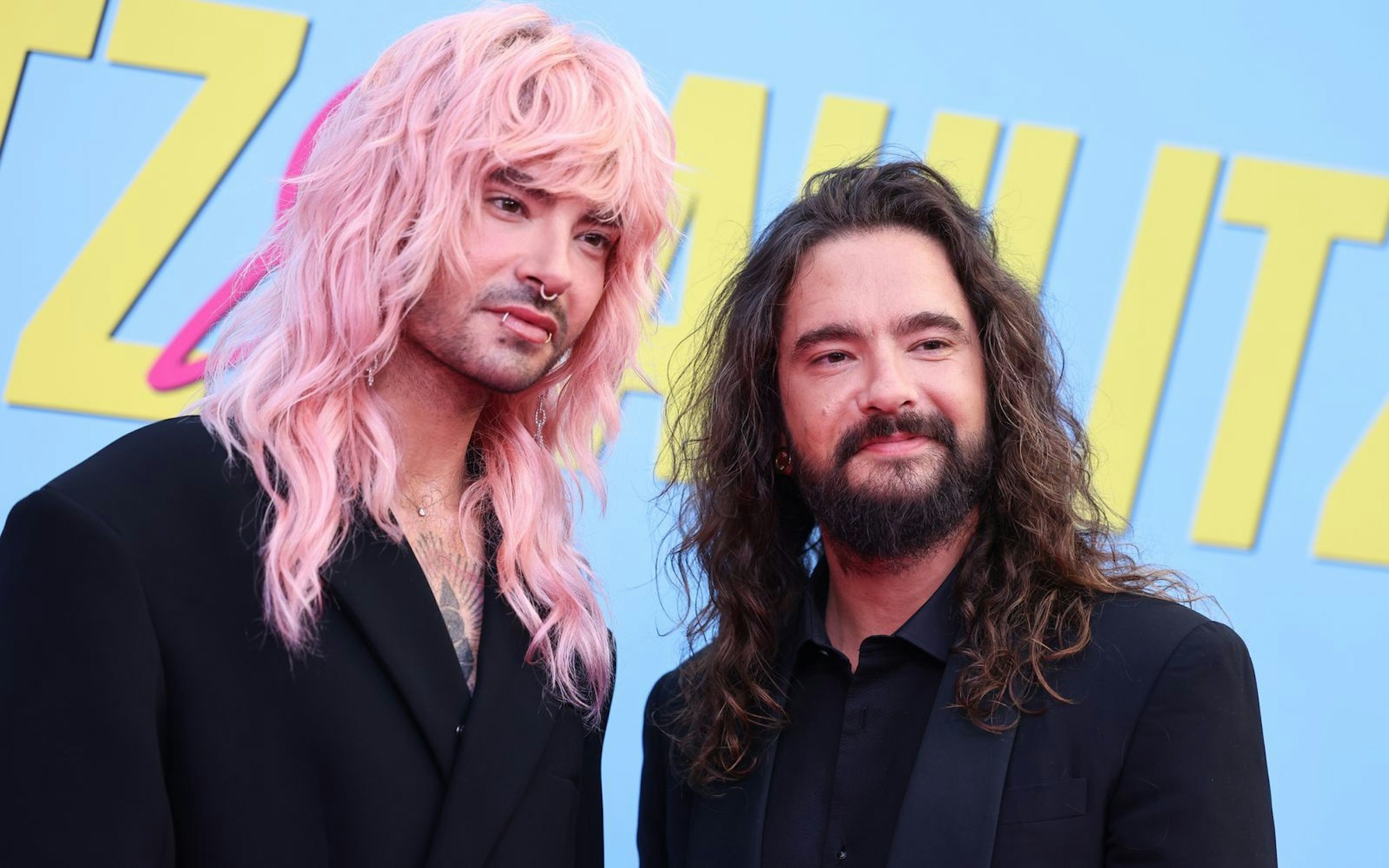 Bill (links) und Tom Kaulitz haben sich in ihrem Podcast „Kaulitz Hills“ einen fiesen Scherz erlaubt. (Bild: 2024 Getty Images/Gerald Matzka)