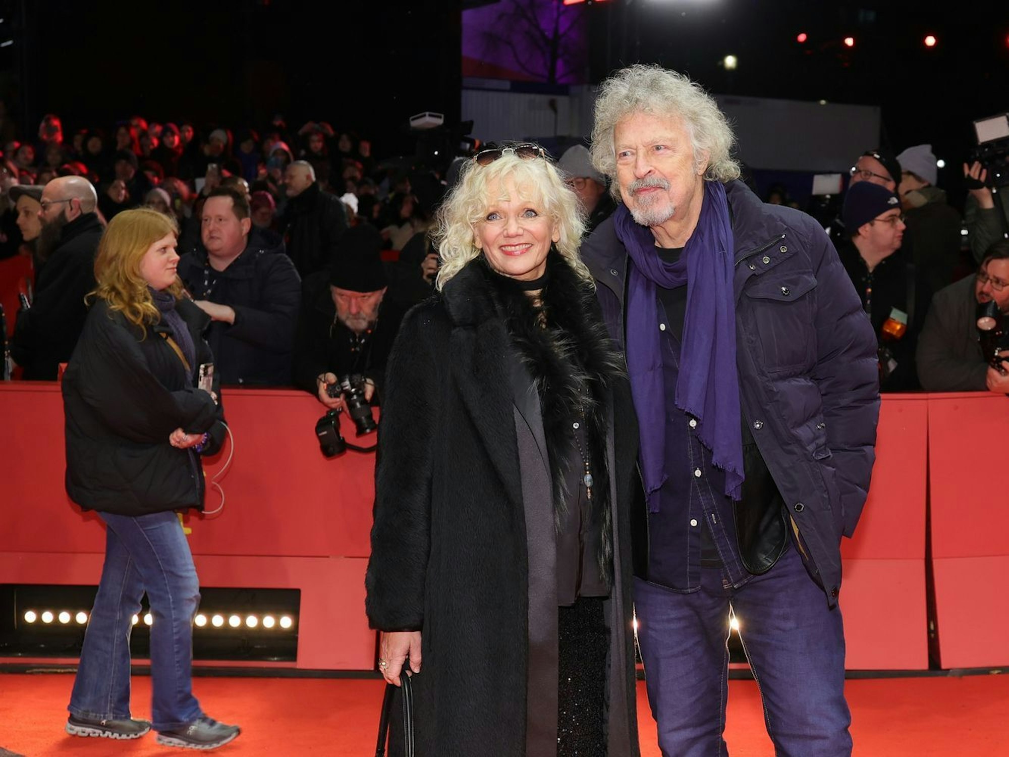 Sänger Wolfgang Niedecken erscheint auf dem Roten Teppich mit seiner Ehefrau Tina Golemiewski: Das Paar ist seit über 30 Jahren verheiratet. (Bild: 2025 Getty Images/Andreas Rentz)