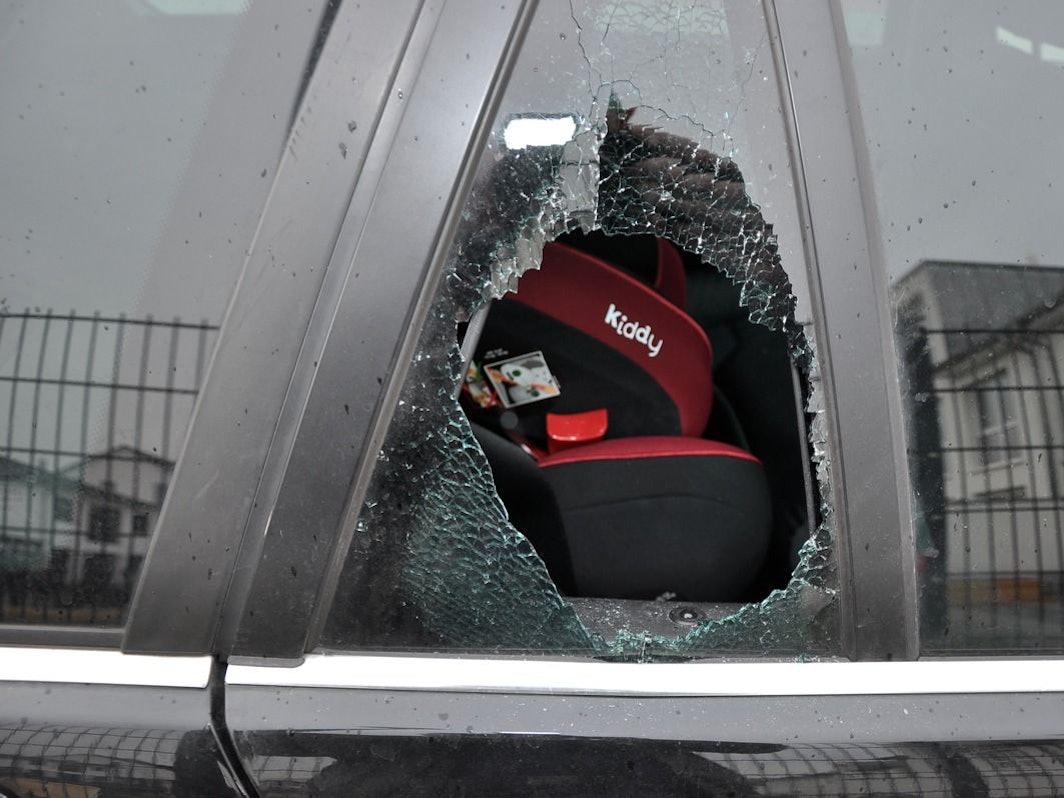 Eingeschlagene Seitenscheibe an einem Auto.