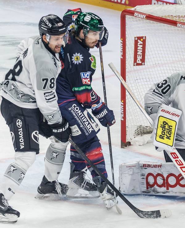Haie-Goalie Janne Juvonen beim Spiel der Kölner Haie gegen die Eisbären Berlin.