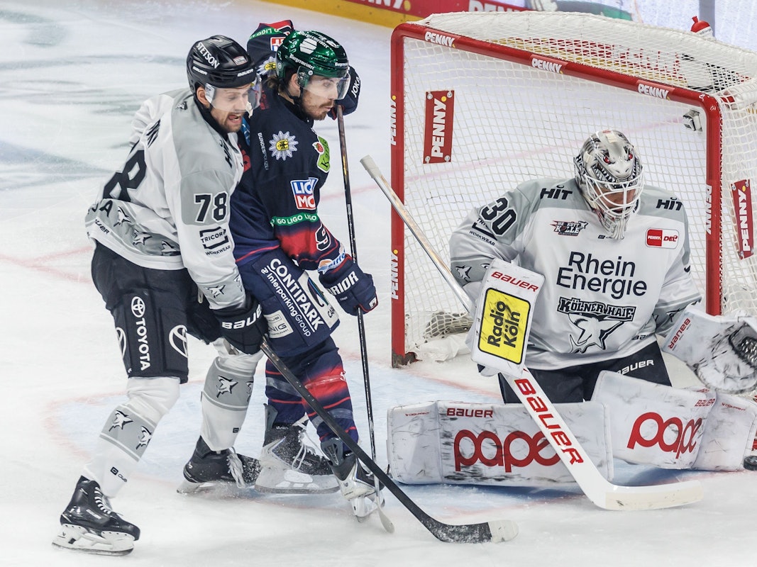 Haie-Goalie Janne Juvonen beim Spiel der Kölner Haie gegen die Eisbären Berlin.