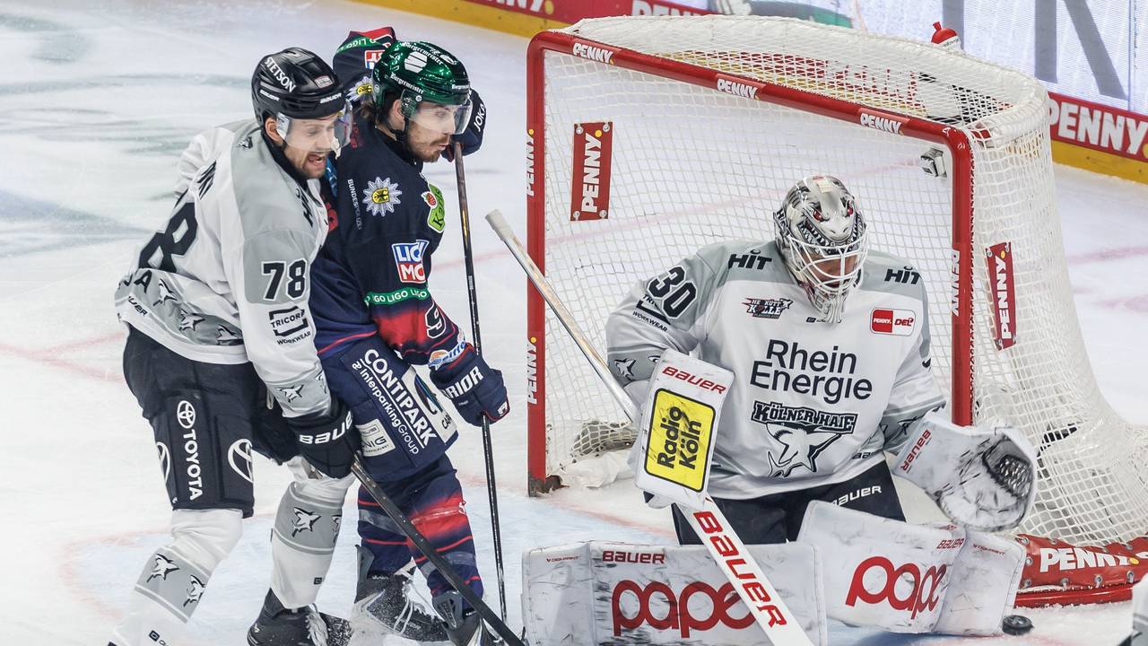 Haie-Goalie Janne Juvonen beim Spiel der Kölner Haie gegen die Eisbären Berlin.