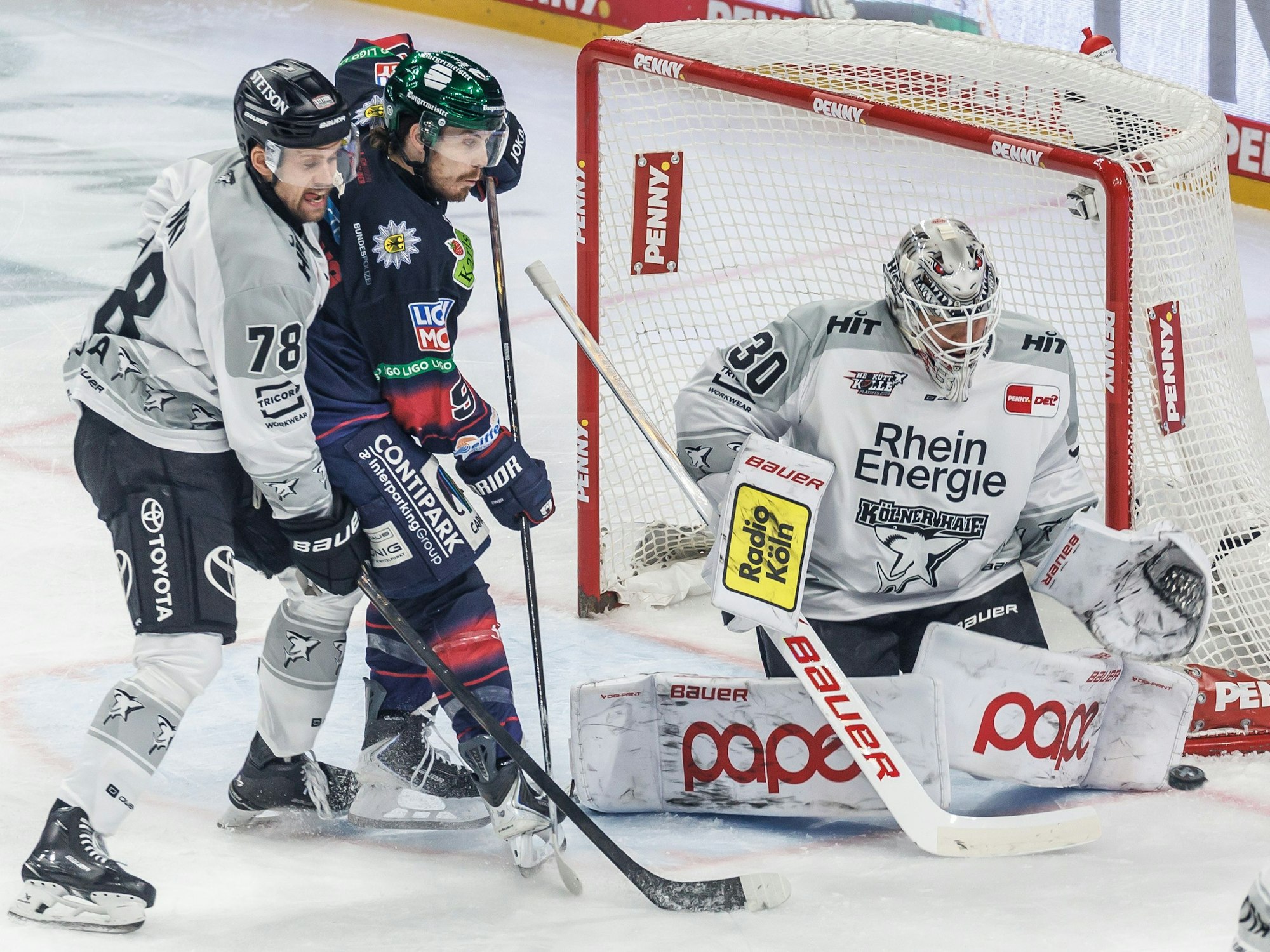 Haie-Goalie Janne Juvonen beim Spiel der Kölner Haie gegen die Eisbären Berlin.