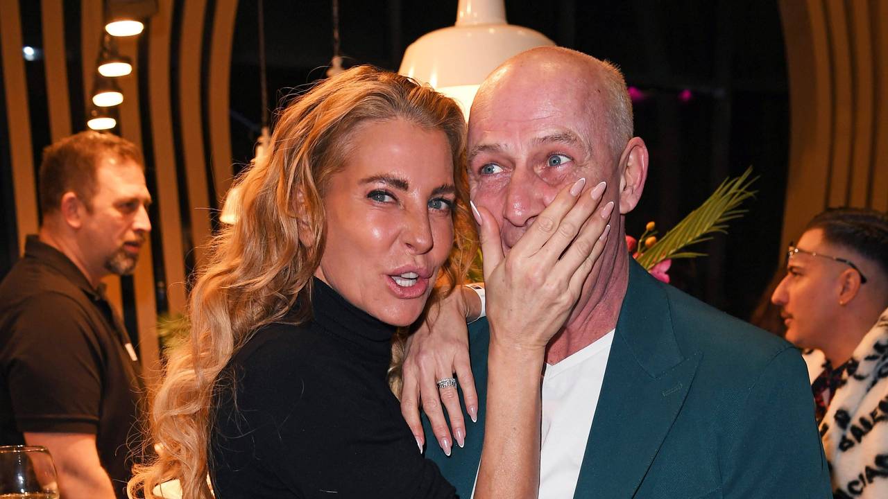 Giulia Siegel hält Mario Basler die Hand vor den Mund.