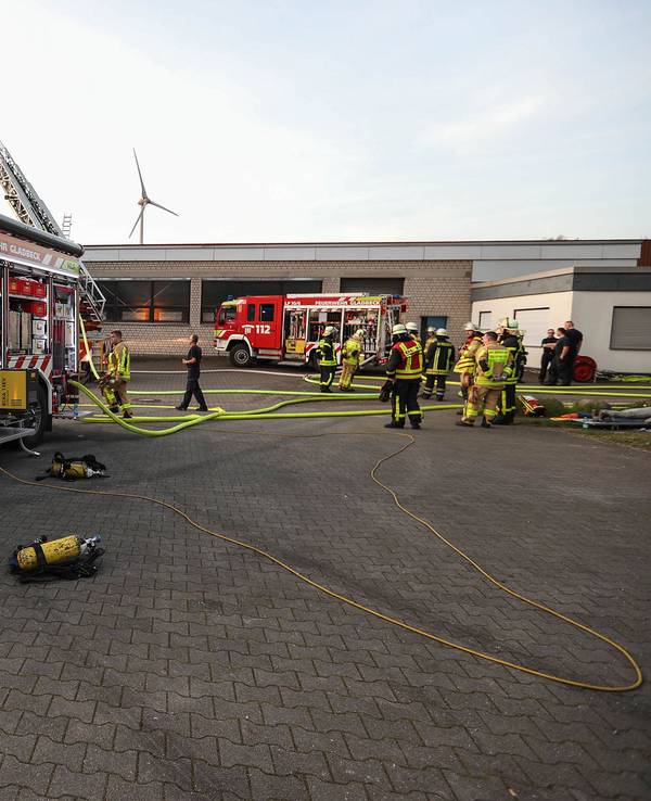 Die Feuerwehr Gladbeck (unser Symbolbild zeigt sie bei einer Großübung) musste einen Mann nach einer Explosion retten.