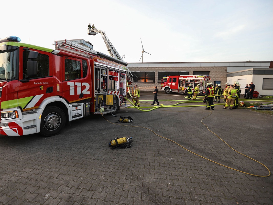 Die Feuerwehr Gladbeck (unser Symbolbild zeigt sie bei einer Großübung) musste einen Mann nach einer Explosion retten.