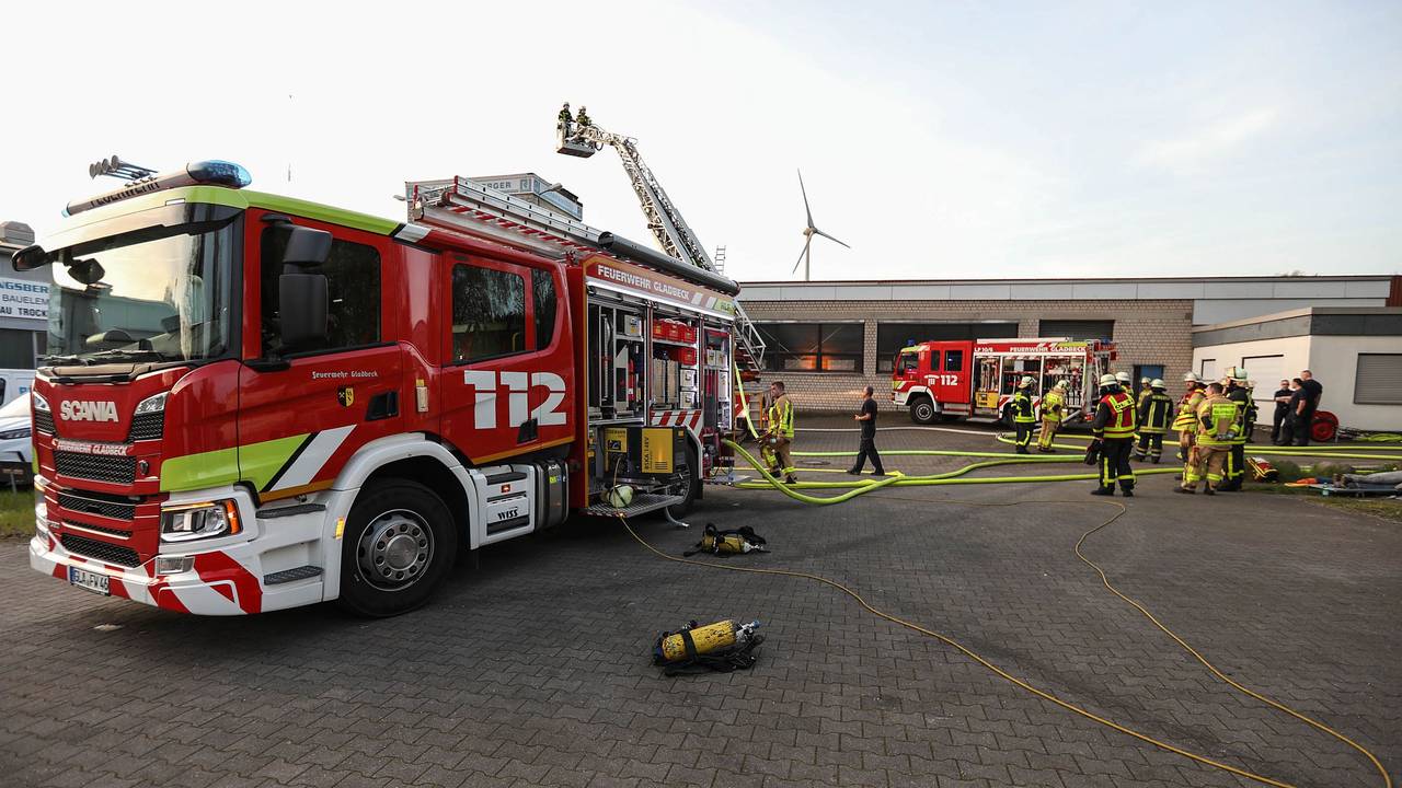 Die Feuerwehr Gladbeck (unser Symbolbild zeigt sie bei einer Großübung) musste einen Mann nach einer Explosion retten.