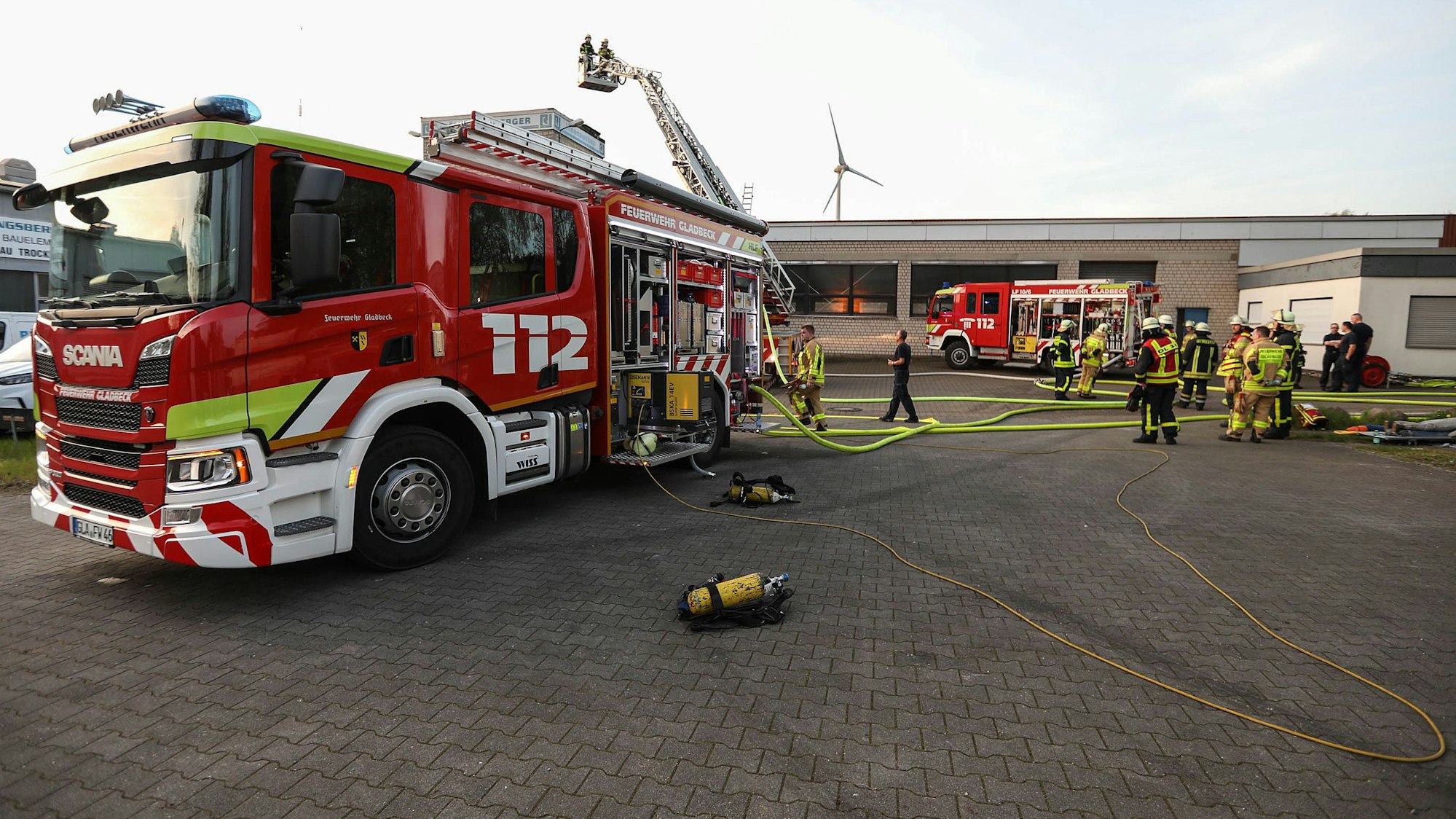 Die Feuerwehr Gladbeck (unser Symbolbild zeigt sie bei einer Großübung) musste einen Mann nach einer Explosion retten.