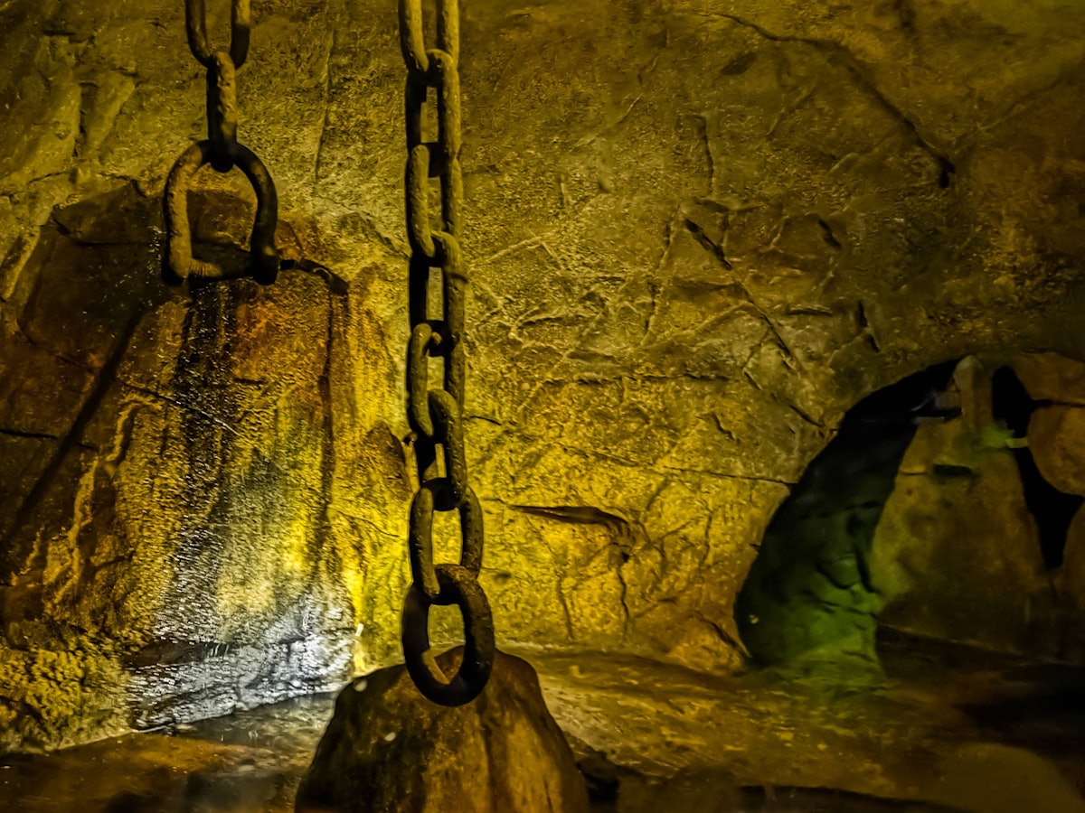 Ein Keller mit Ketten.