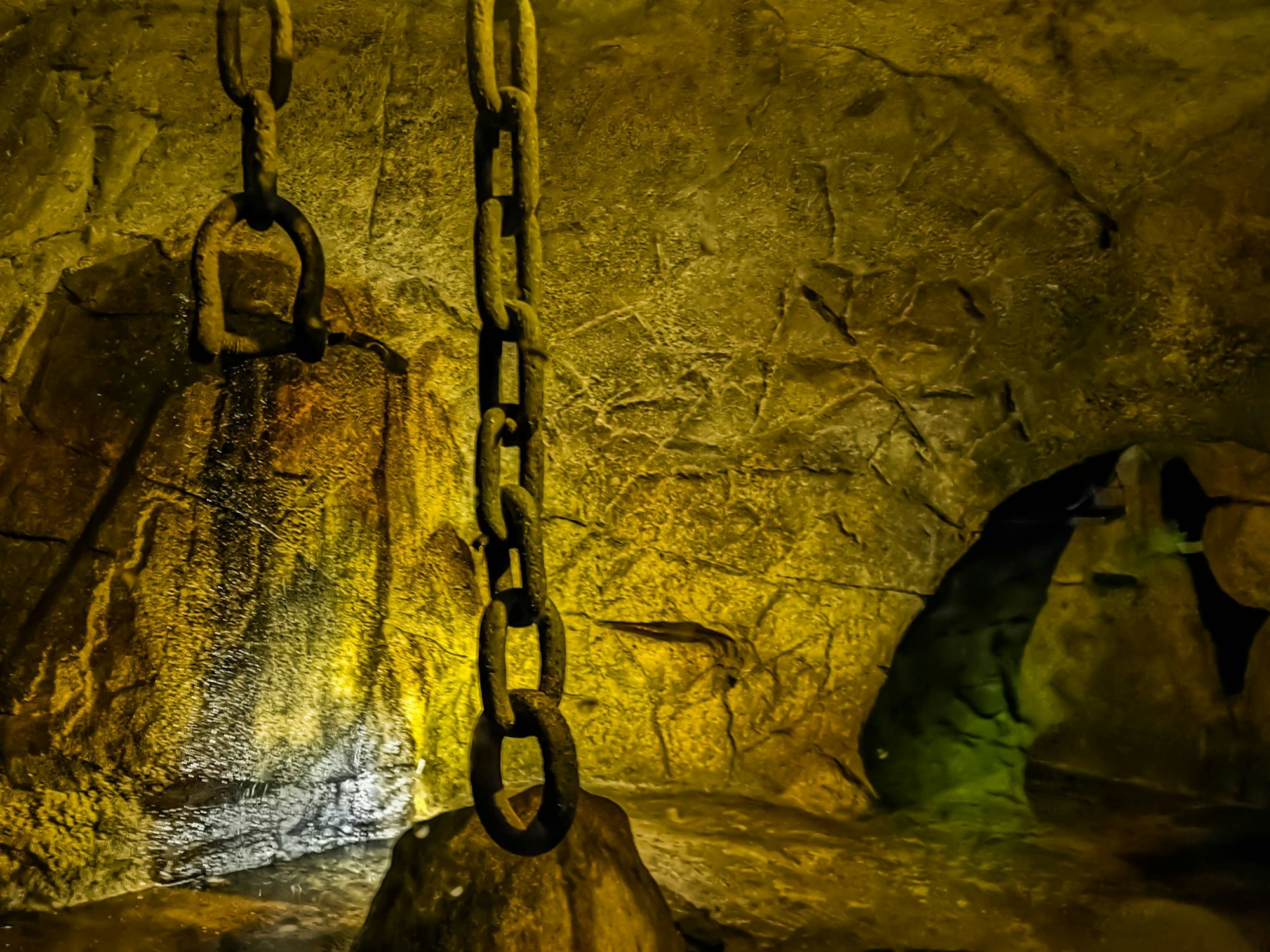 Ein Keller mit Ketten.