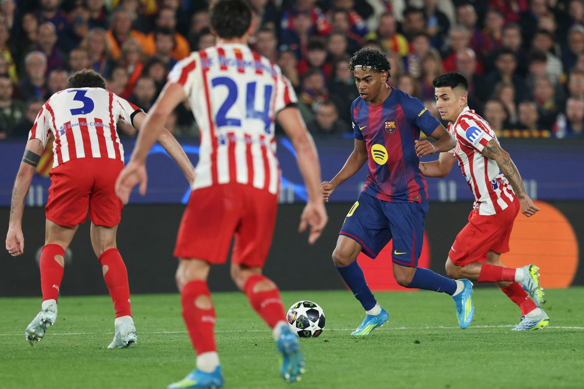 Lamine Yamal (2.v.r.) mit Ball in Aktion.