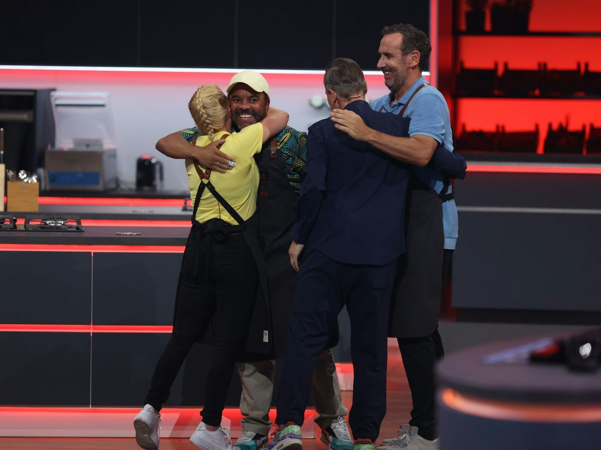 Jeanette Biedermann, Simon Pearce und Elmar Paulke (von links nach rechts) feiern den ersten Sieg für Team Raue. (Bild: Joyn / Benedikt Müller)