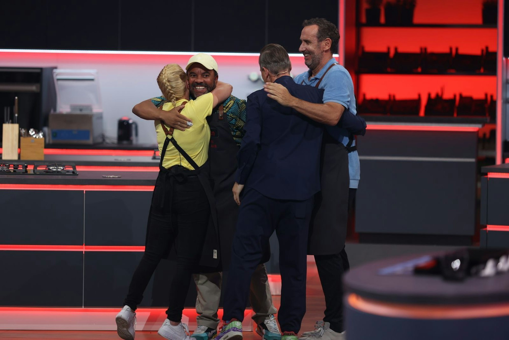 Jeanette Biedermann, Simon Pearce und Elmar Paulke (von links nach rechts) feiern den ersten Sieg für Team Raue. (Bild: Joyn / Benedikt Müller)