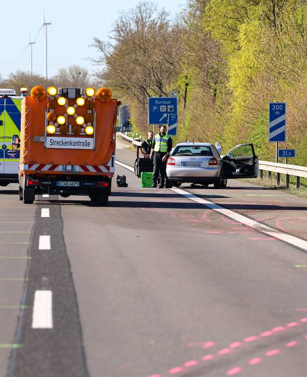 Einsatzfahrzeuge stehen an einer Unfallstelle auf der Autobahn A44.