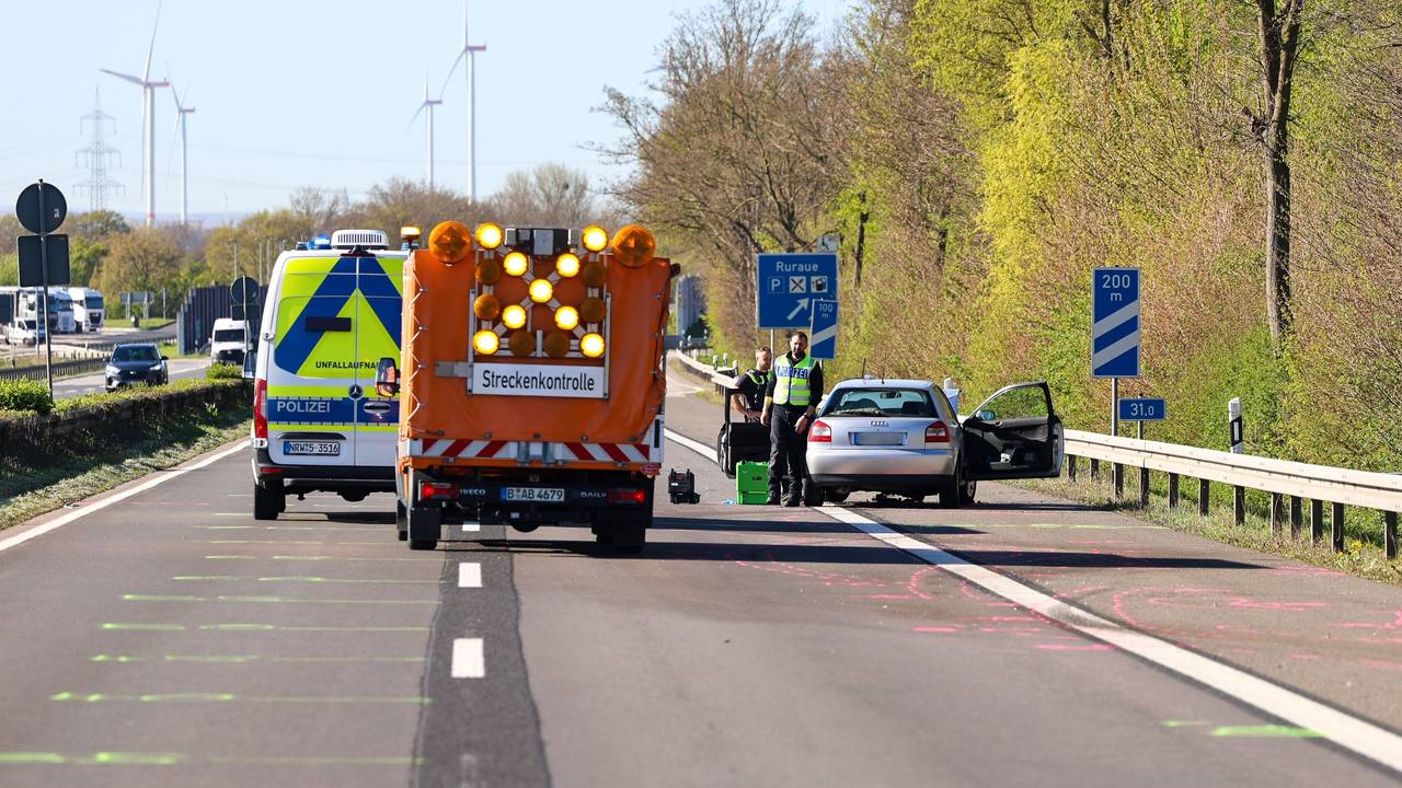 Einsatzfahrzeuge stehen an einer Unfallstelle auf der Autobahn A44.