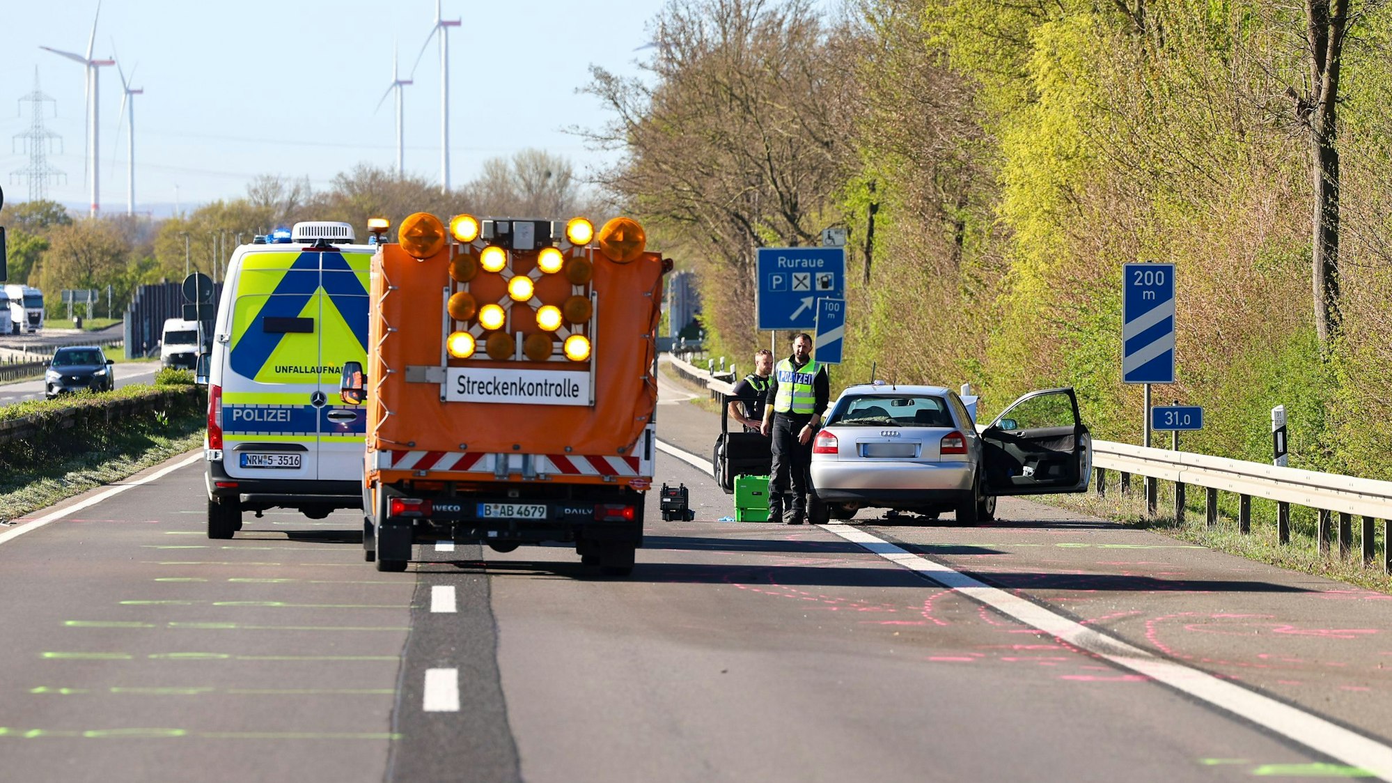 Einsatzfahrzeuge stehen an einer Unfallstelle auf der Autobahn A44.