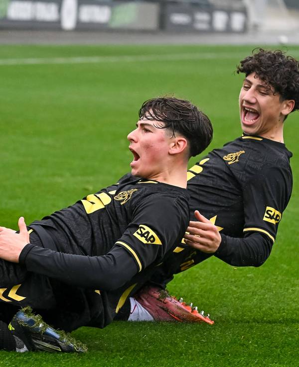 Kölns Emanuele Esposito und Adel Alzabadi bejubeln einen Treffer gegen Mönchengladbach.