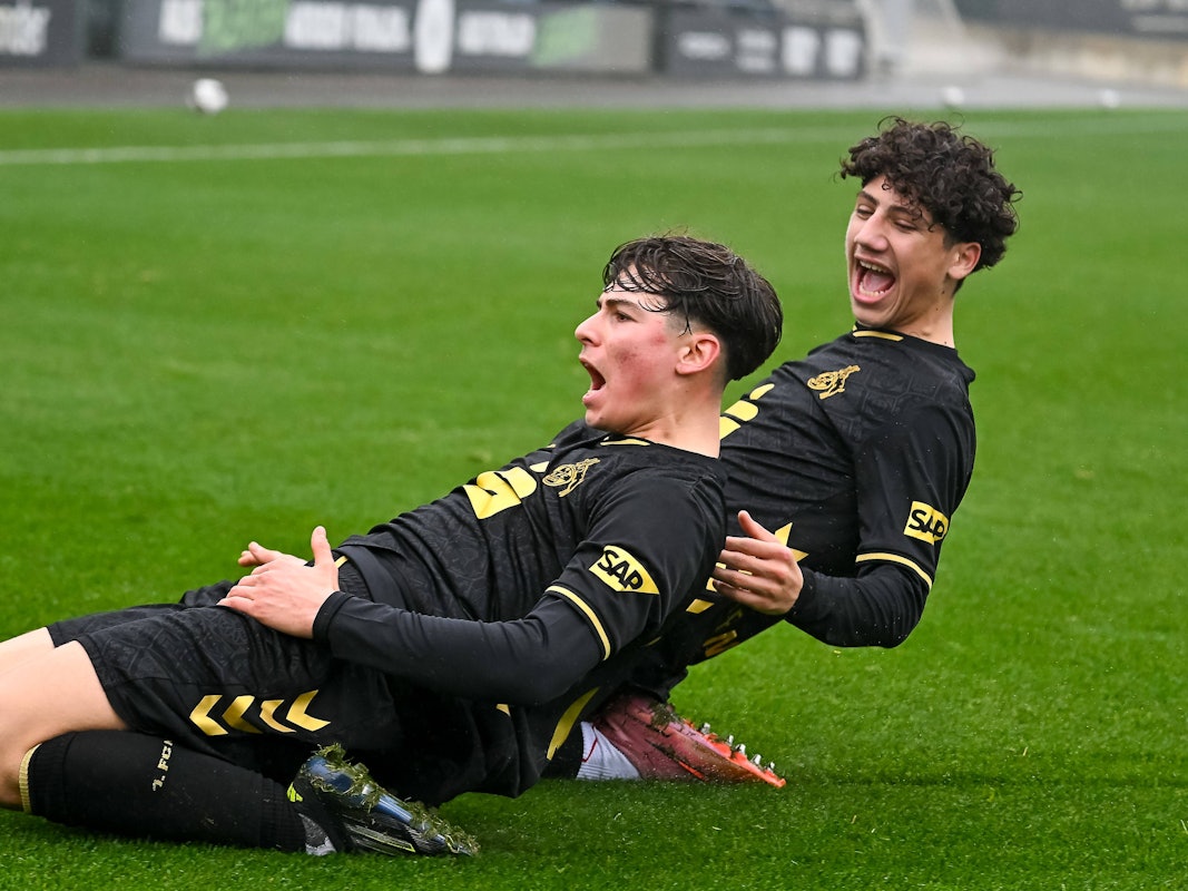 Kölns Emanuele Esposito und Adel Alzabadi bejubeln einen Treffer gegen Mönchengladbach.