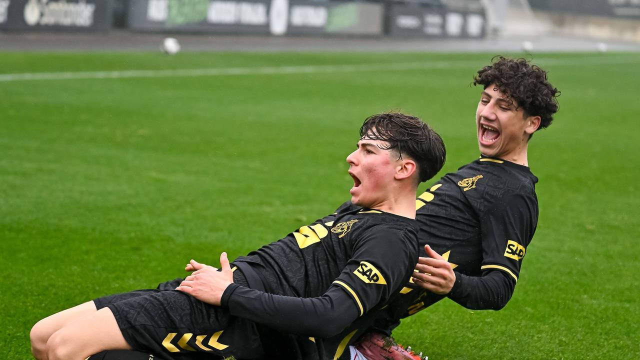 Kölns Emanuele Esposito und Adel Alzabadi bejubeln einen Treffer gegen Mönchengladbach.