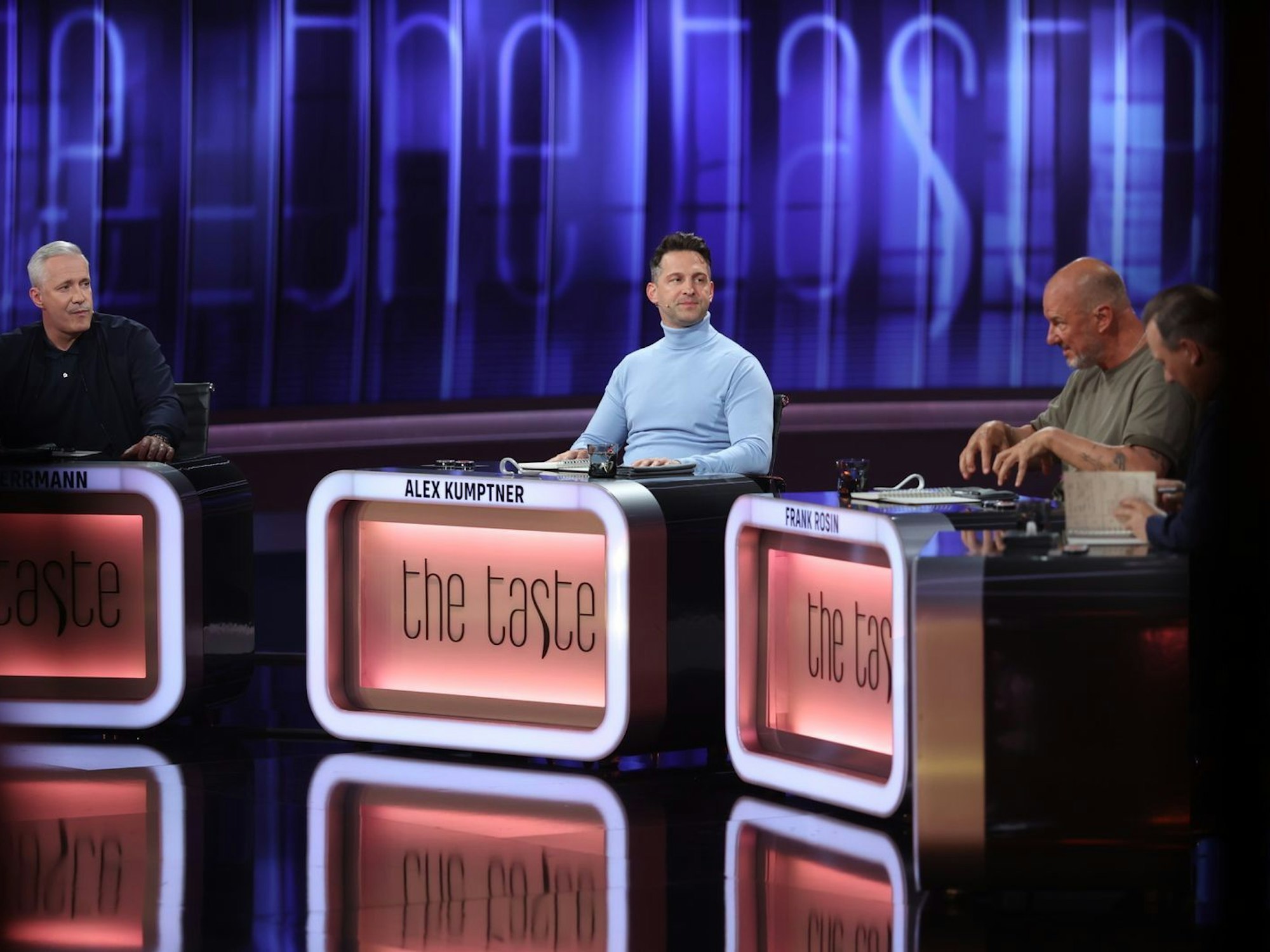 Alexander Herrmann, Alex Kumptner, Frank Rosin und Tim Raue (von links nach rechts) sind überrascht vom Kochniveau der Promis. (Bild: Joyn / Benedikt Müller)