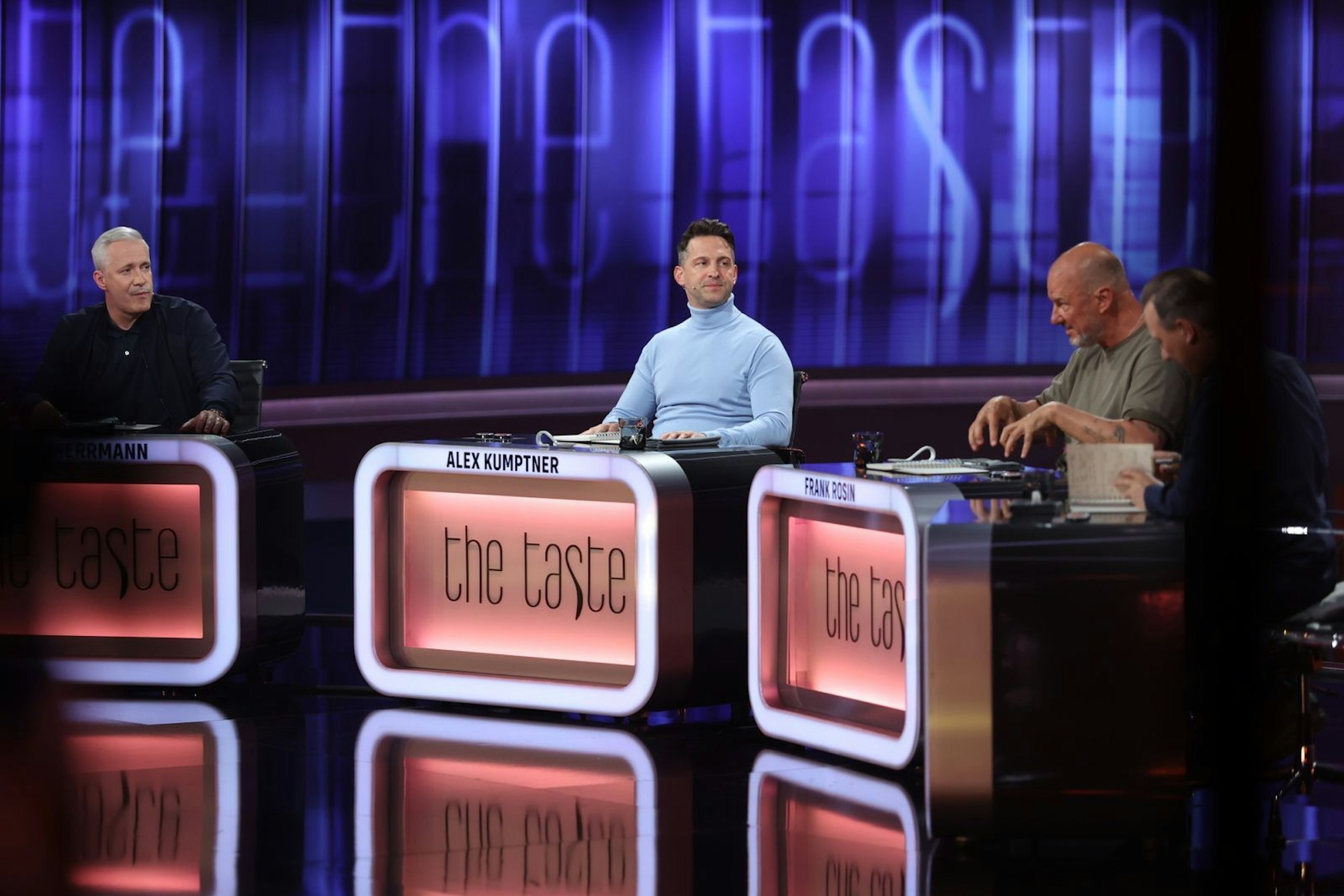Alexander Herrmann, Alex Kumptner, Frank Rosin und Tim Raue (von links nach rechts) sind überrascht vom Kochniveau der Promis. (Bild: Joyn / Benedikt Müller)