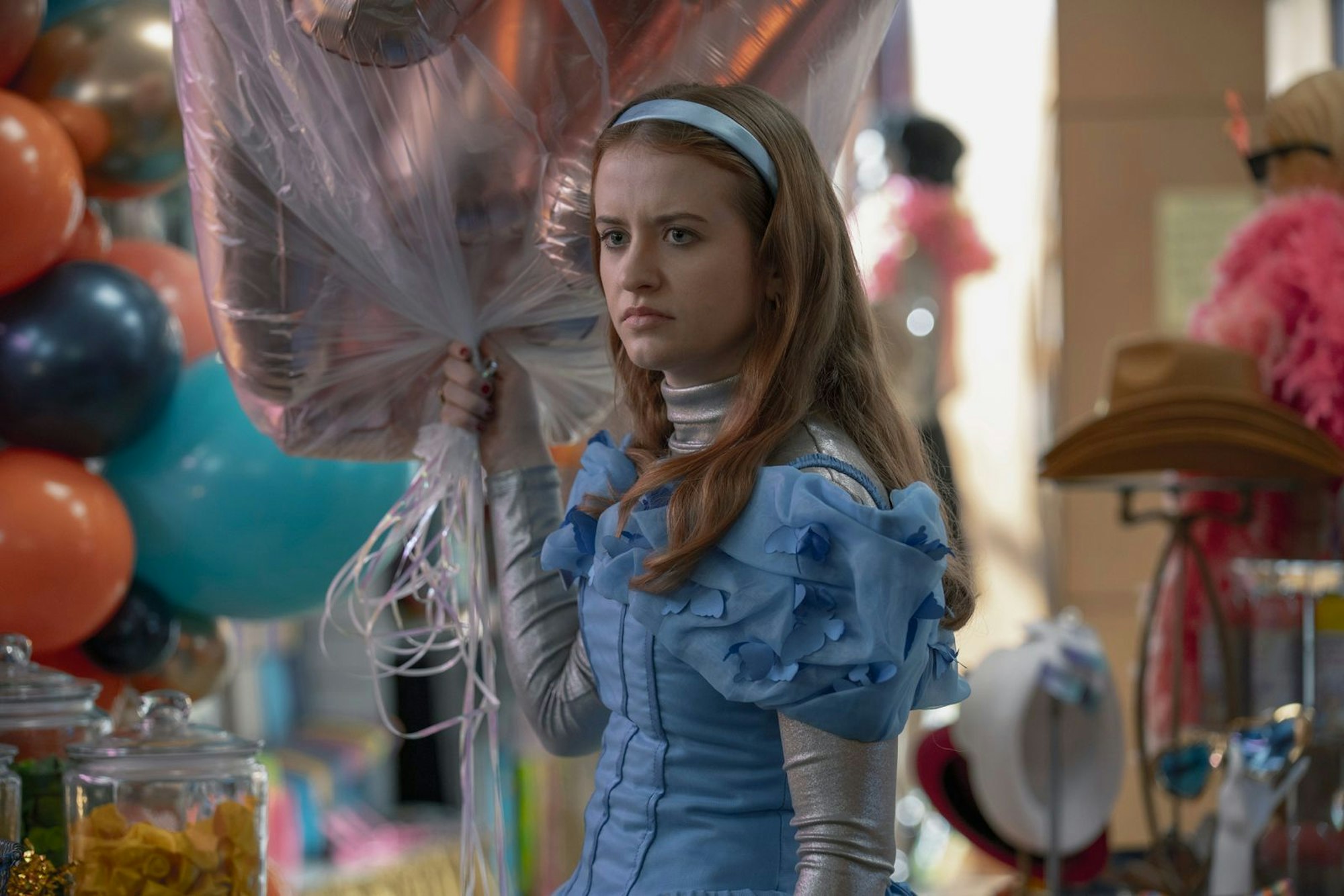 In einer Welt voller Superkräfte ist Normalo Jen (Máiréad Tyers) in der Comedyserie „Extraordinary“ ein Sonderling. (Bild: 2021 Disney+)