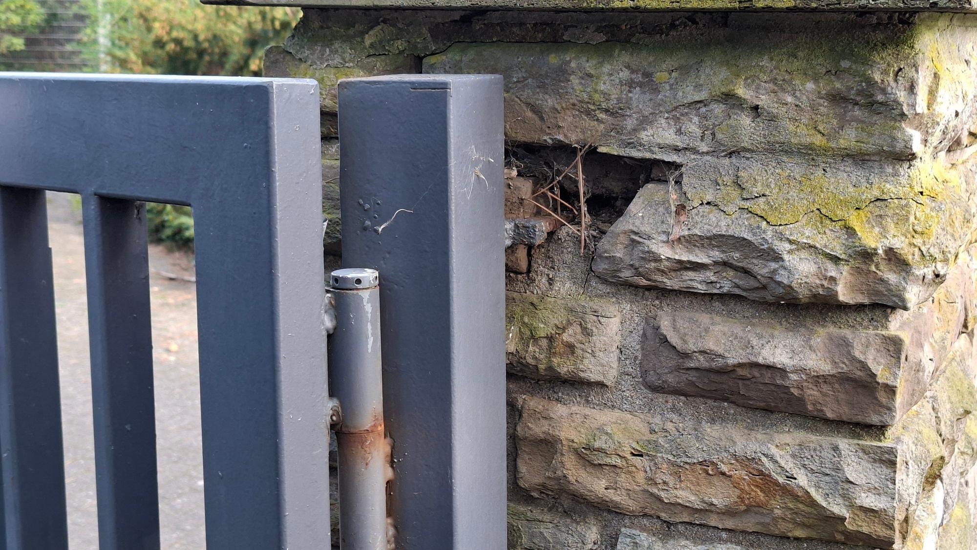 Am kleinen Tor ist die Verankerung beschädigt.