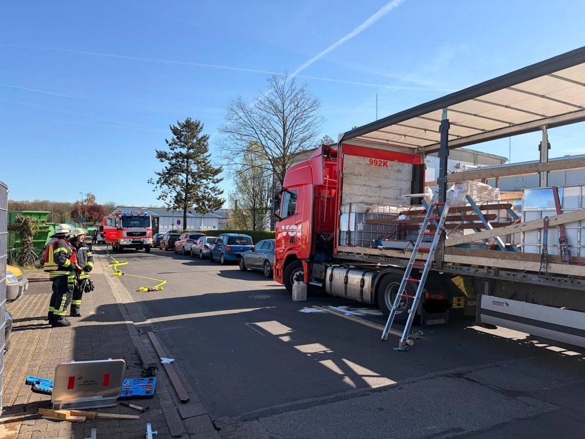 Das Bild zeigt Feuerwehrkräfte an einem Lkw.