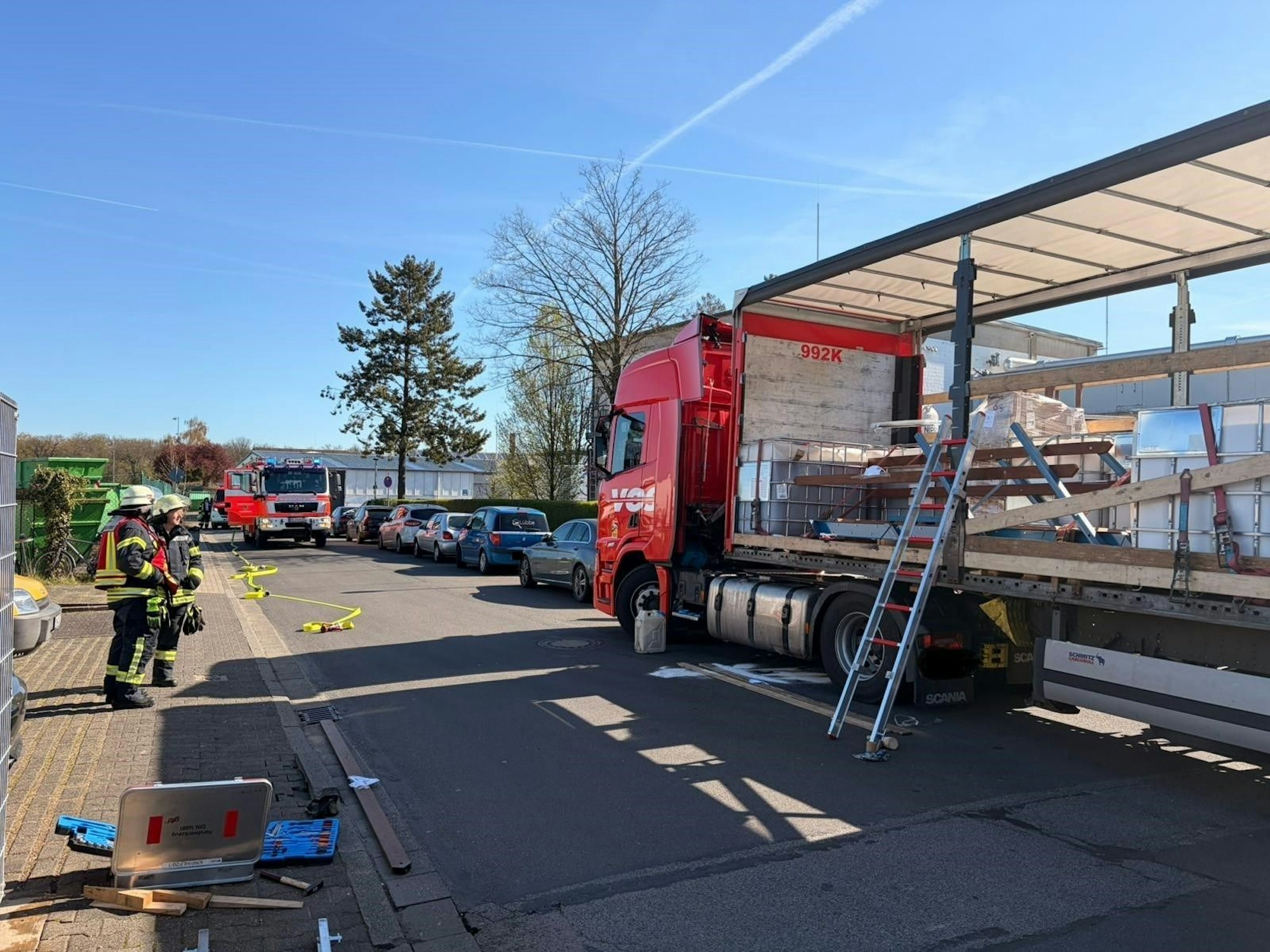 Das Bild zeigt Feuerwehrkräfte an einem Lkw.