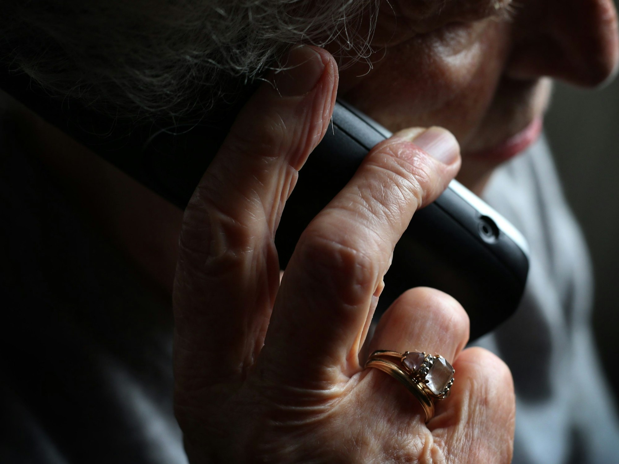 Weil sie Senioren mit sogenannten Schockanrufen um Geld betrogen haben, müssen sich vier junge Männer vor dem Kölner Landgericht verantworten.