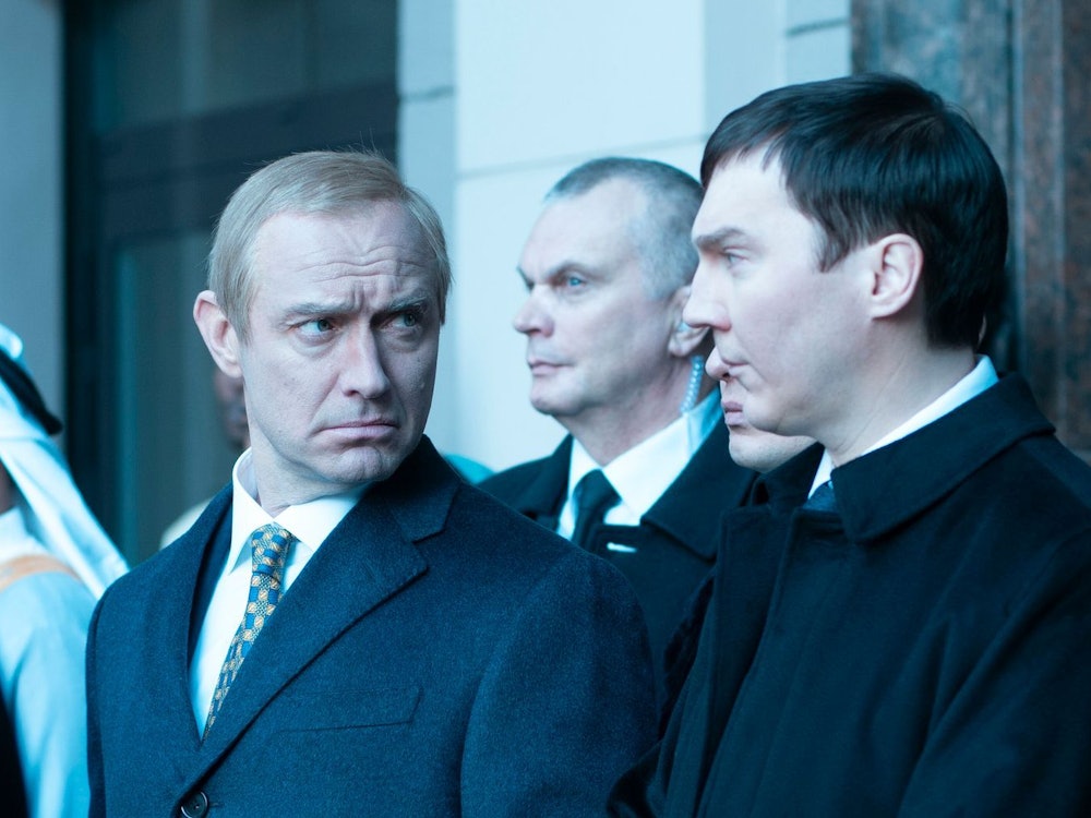 Gewagtes Thema: „Der Magier im Kreml“ erzählt eine fiktionalisierte Version davon, wie Wladimir Putin an die Macht kam. Die Hauptrollen spielen Jude Law als Putin (links) und Paul Dano als dessen Berater Wadim Baranow. (Bild: Constantin Film/Carole Bethuel)