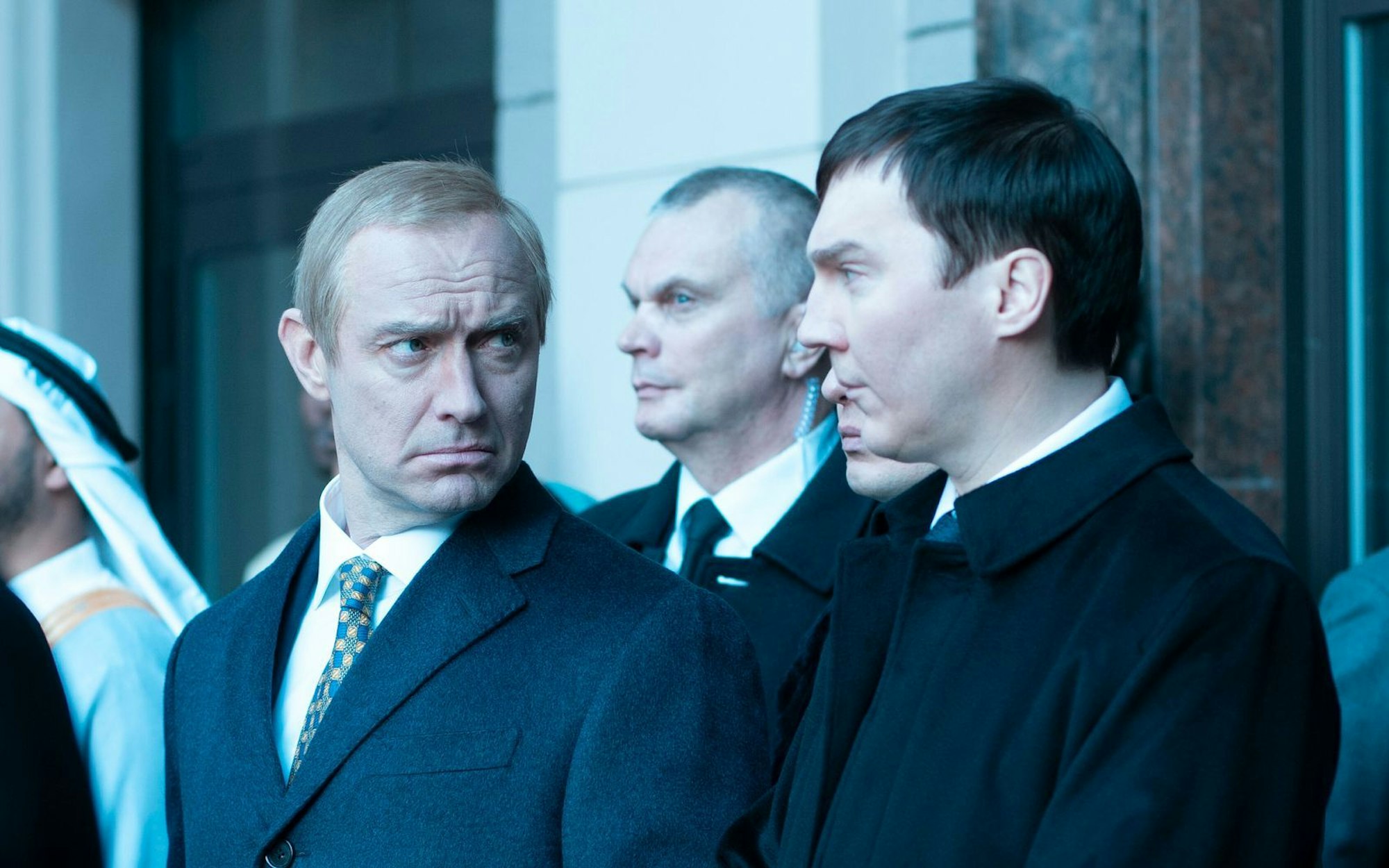 Gewagtes Thema: „Der Magier im Kreml“ erzählt eine fiktionalisierte Version davon, wie Wladimir Putin an die Macht kam. Die Hauptrollen spielen Jude Law als Putin (links) und Paul Dano als dessen Berater Wadim Baranow. (Bild: Constantin Film/Carole Bethuel)